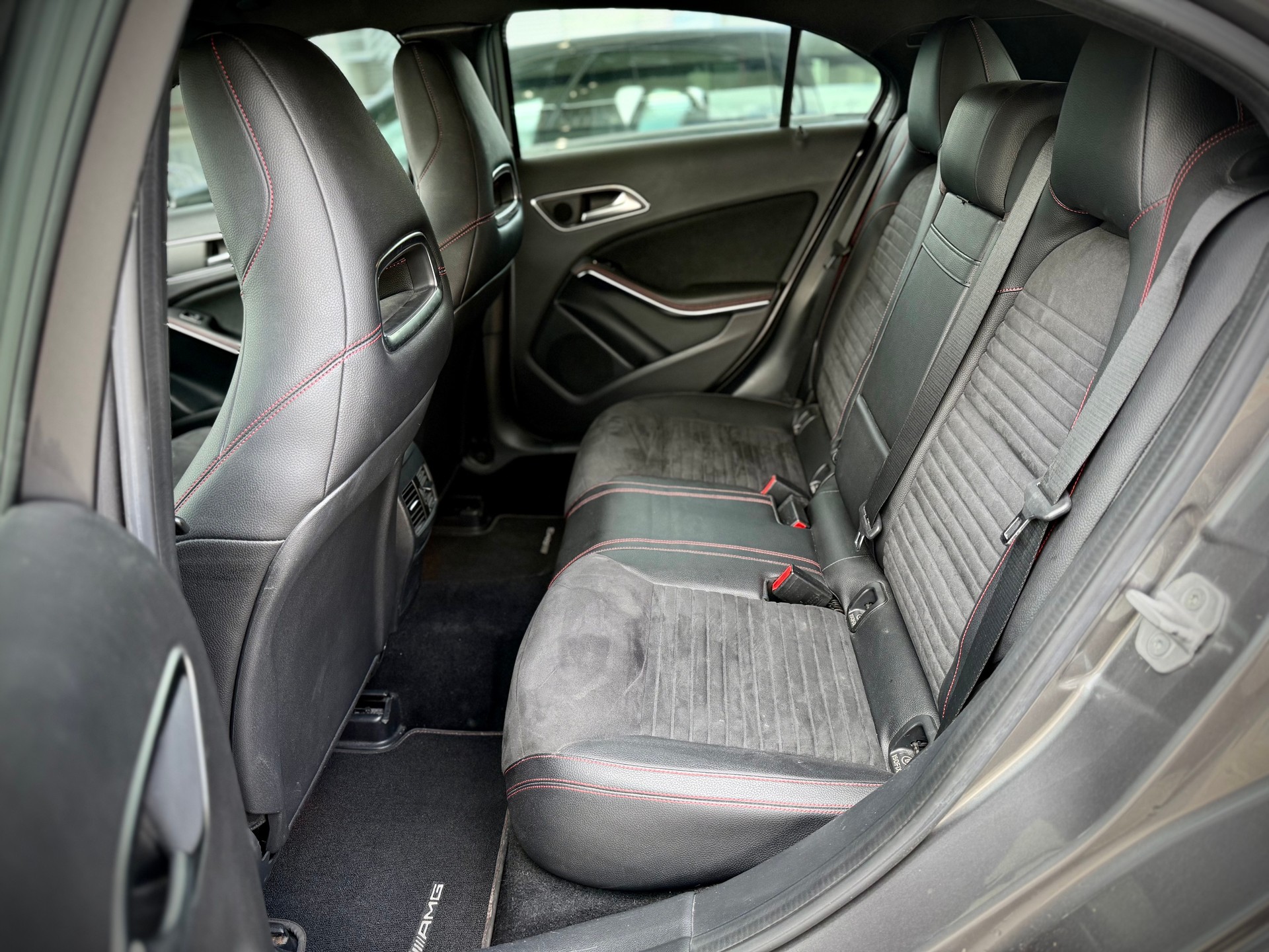 MERCEDES-BENZ A 220 AMG Line 4Matic 7G-DCT-image-5