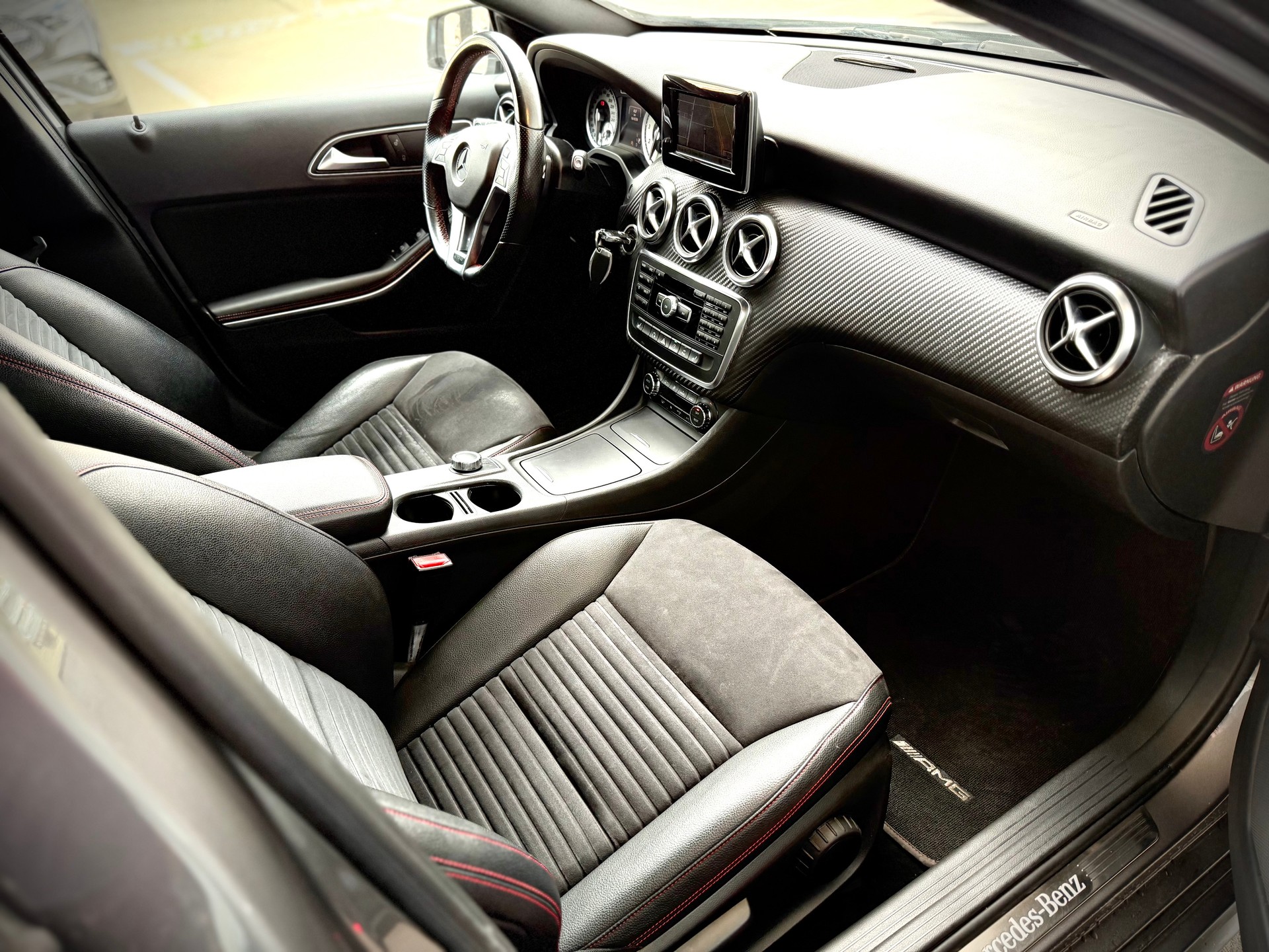 MERCEDES-BENZ A 220 AMG Line 4Matic 7G-DCT-image-4
