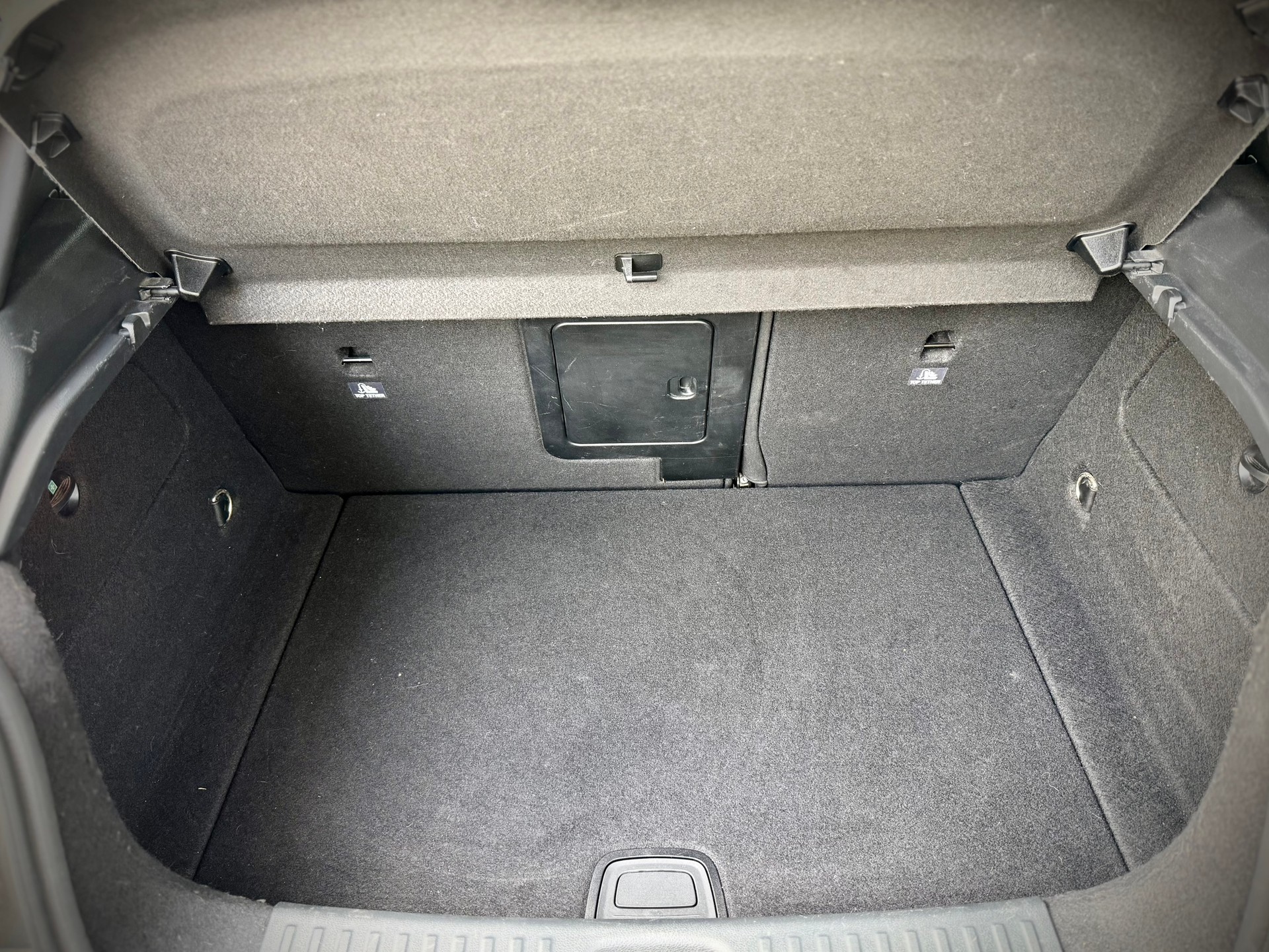 MERCEDES-BENZ A 220 AMG Line 4Matic 7G-DCT-image-6