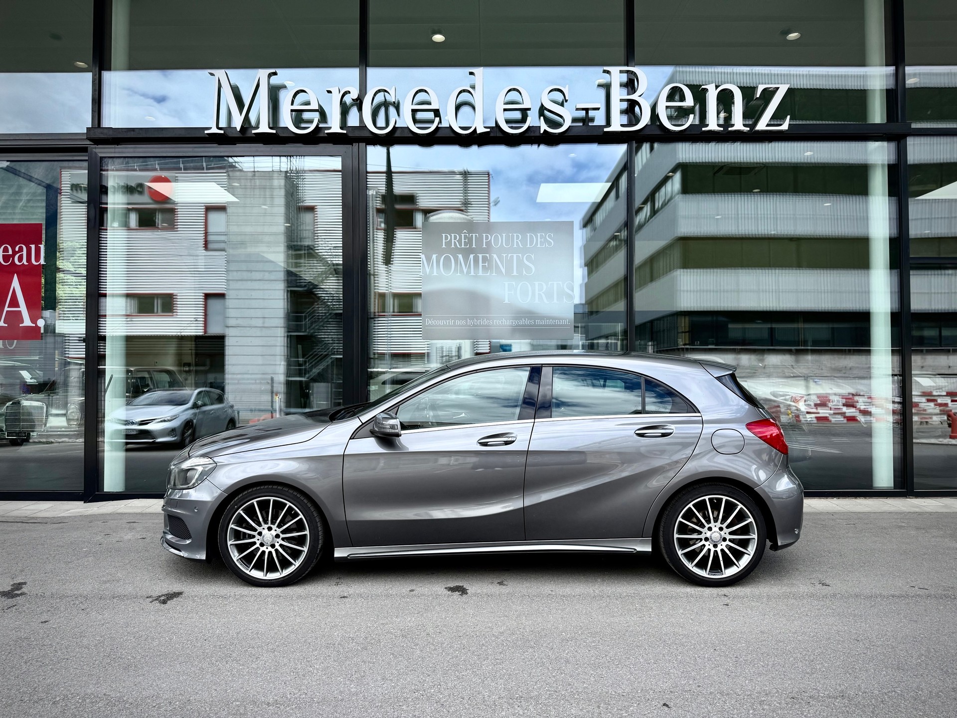 MERCEDES-BENZ A 220 AMG Line 4Matic 7G-DCT-image-2
