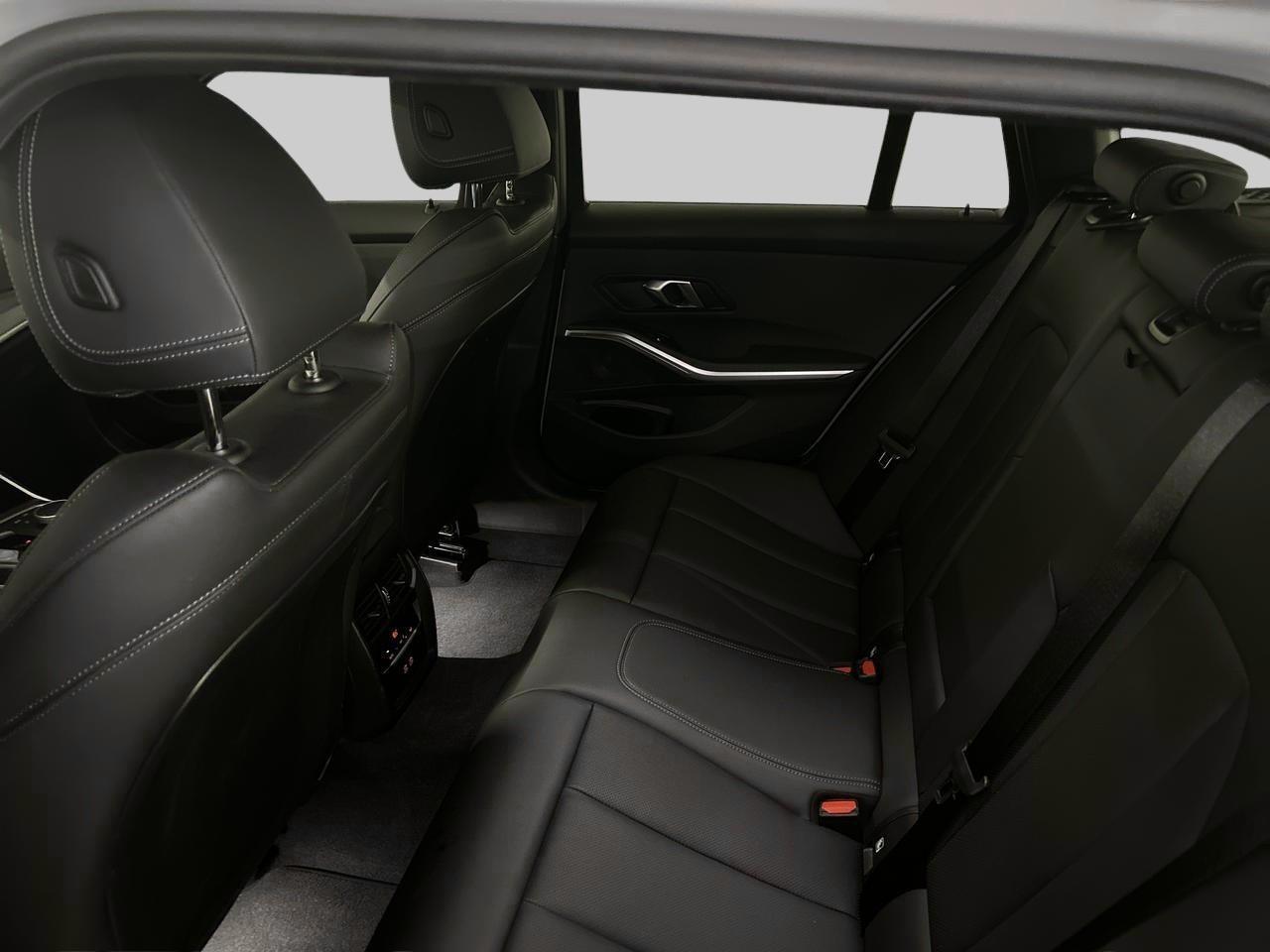 BMW 330d xDrive Touring M Sport-image-17