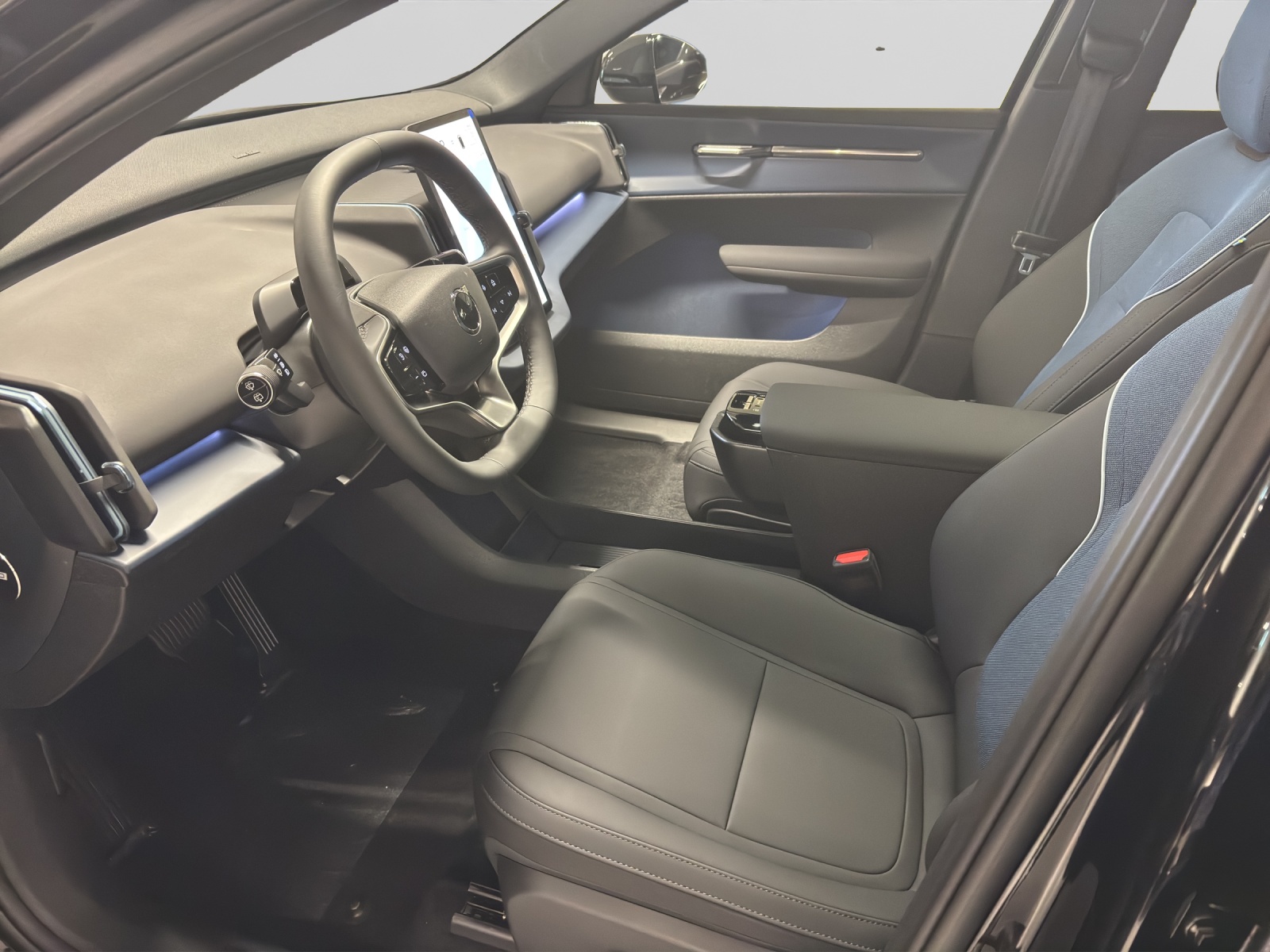 VOLVO EX30 Ultra XCENTRIC Black Edition-image-6