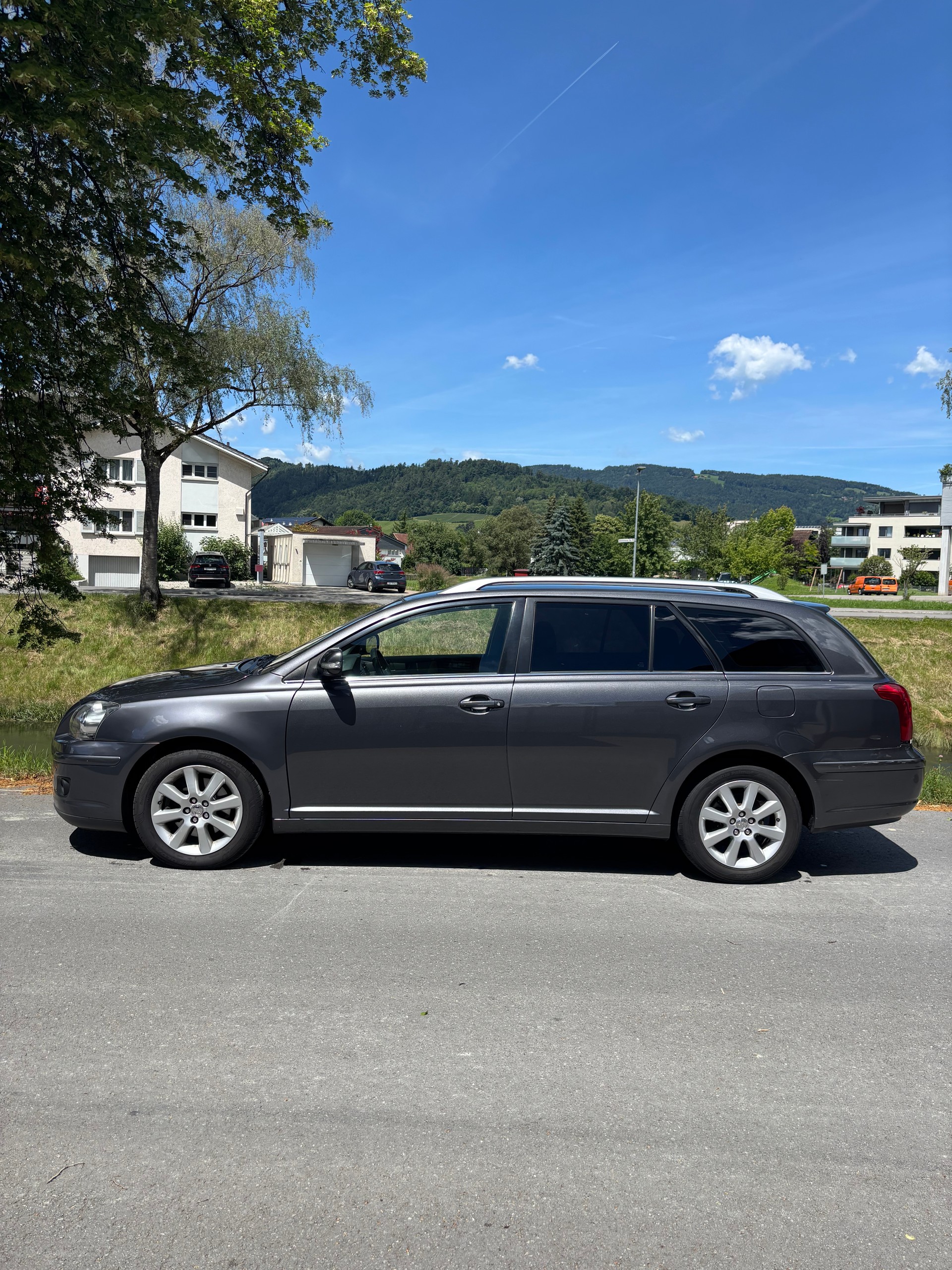 TOYOTA Avensis 2.0D-4 D Linea Sol Premium Sportswagon-image-3