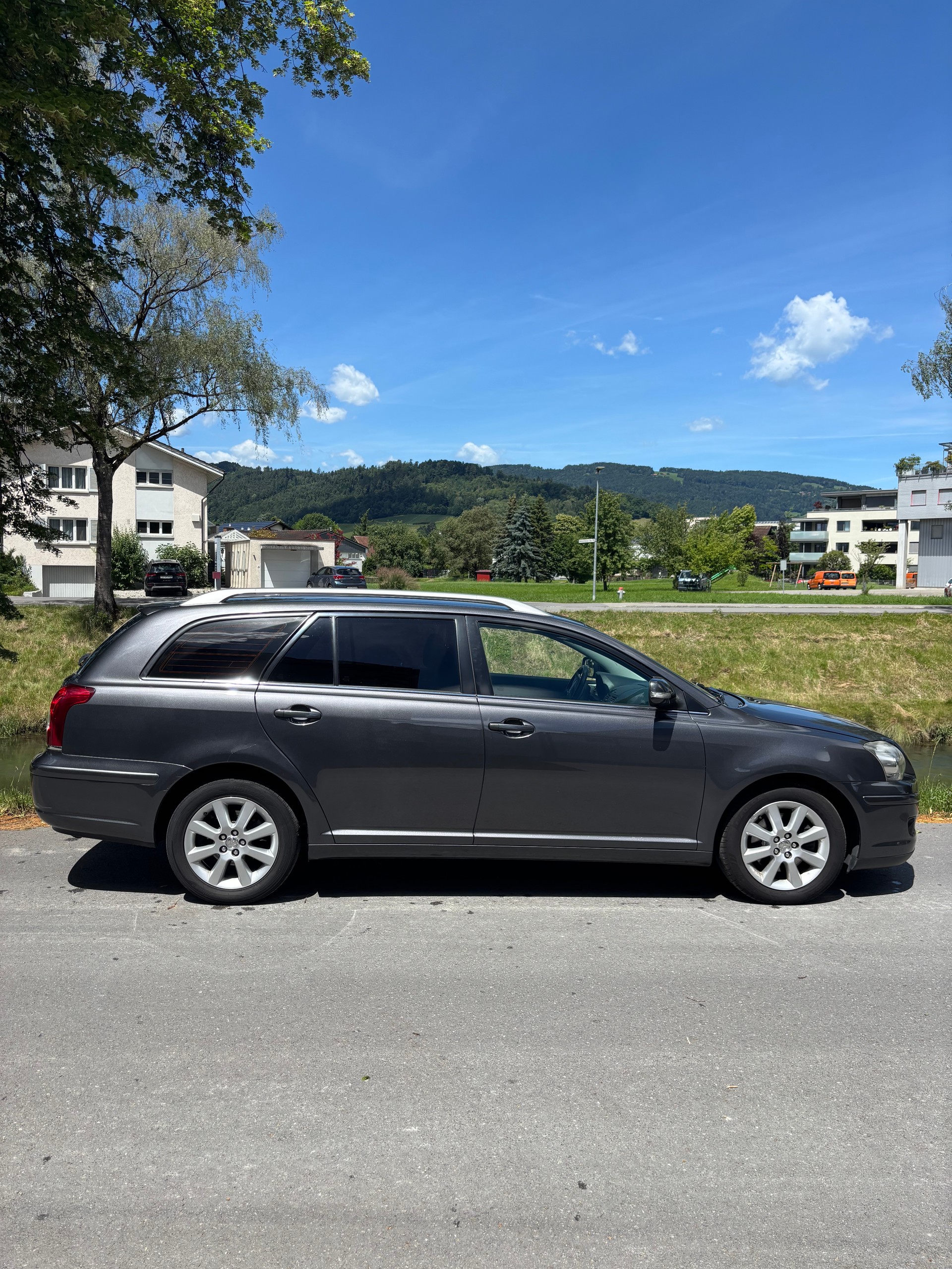 TOYOTA Avensis 2.0D-4 D Linea Sol Premium Sportswagon-image-9