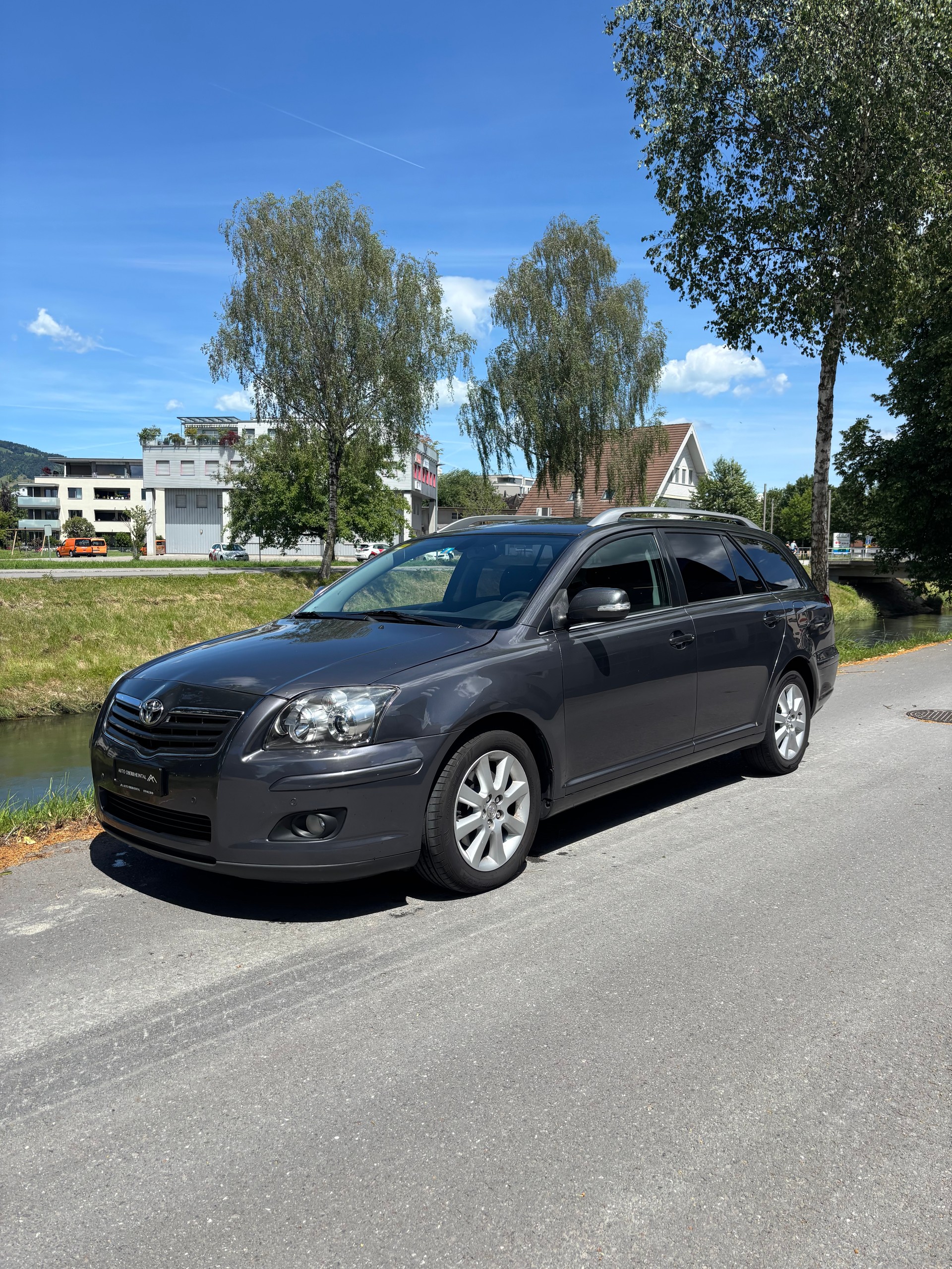 TOYOTA Avensis 2.0D-4 D Linea Sol Premium Sportswagon-image-1