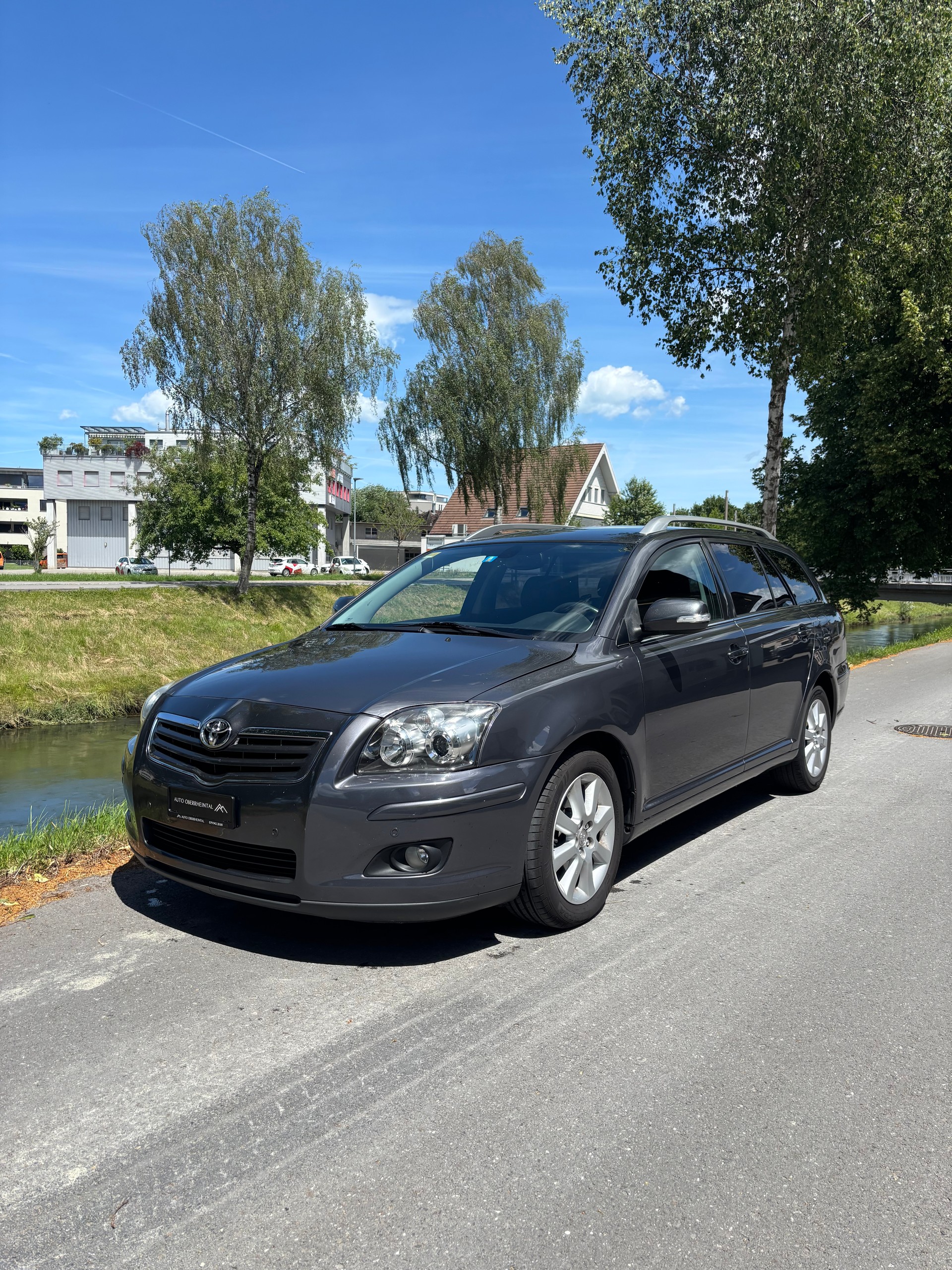 TOYOTA Avensis 2.0D-4 D Linea Sol Premium Sportswagon-image-0