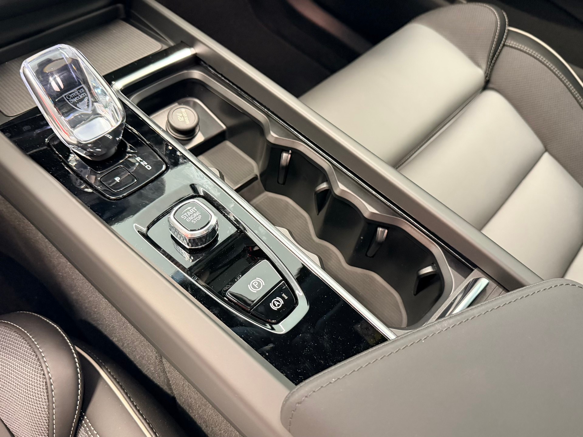 VOLVO XC60 T8 eAWD PluginHybrid Black Edition Geartronic-image-28