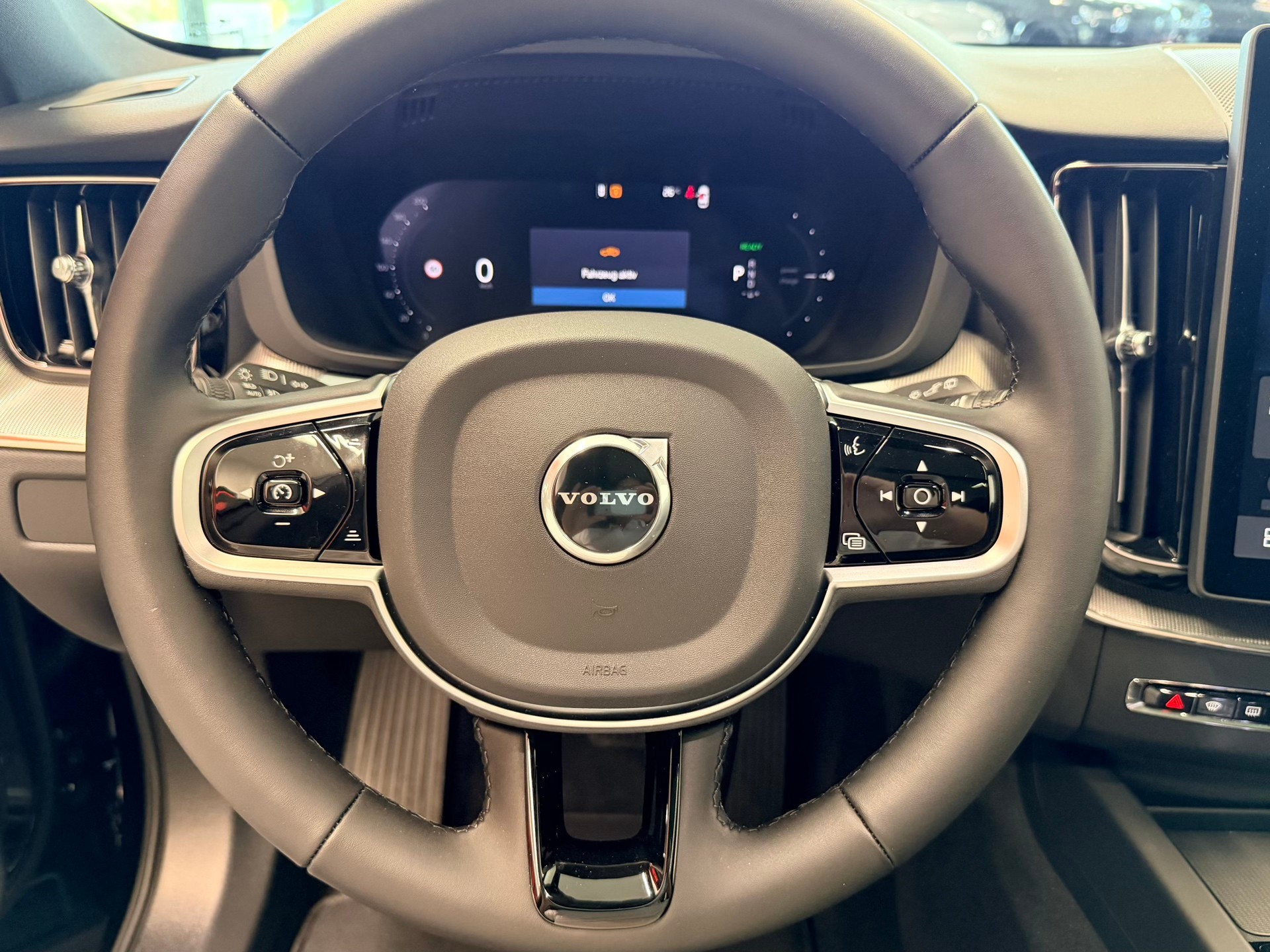 VOLVO XC60 T8 eAWD PluginHybrid Black Edition Geartronic-image-25