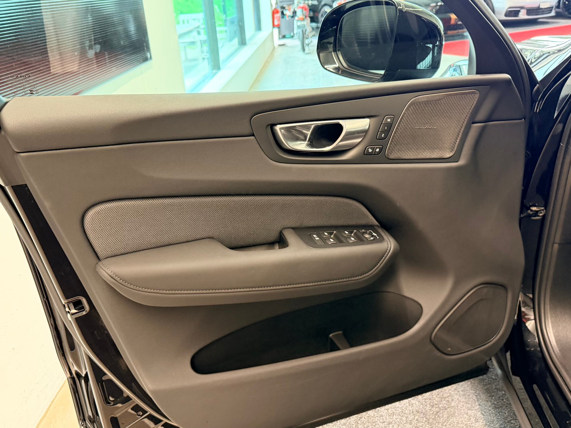 VOLVO XC60 T8 eAWD PluginHybrid Black Edition Geartronic-image-11