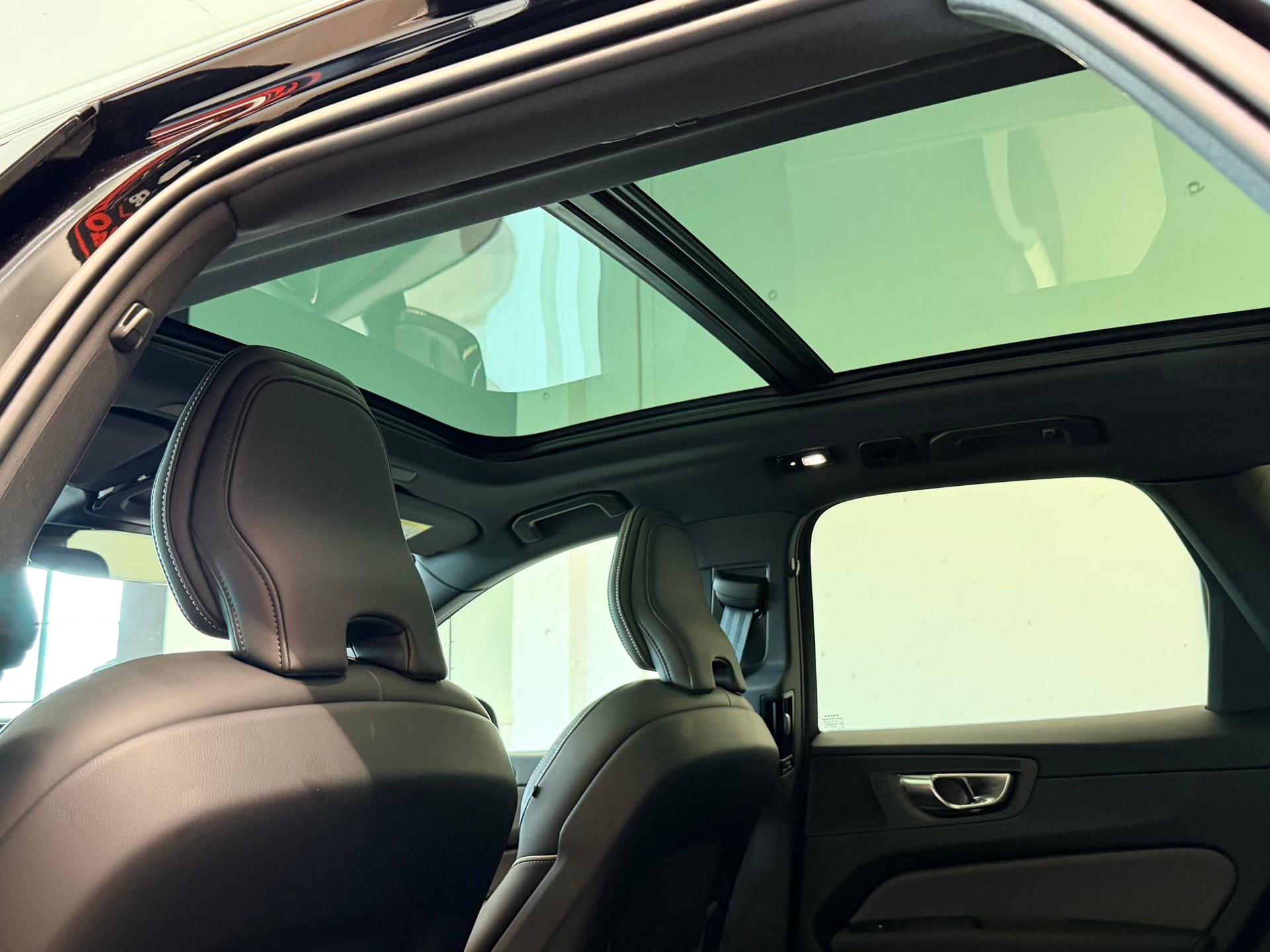 VOLVO XC60 T8 eAWD PluginHybrid Black Edition Geartronic-image-16