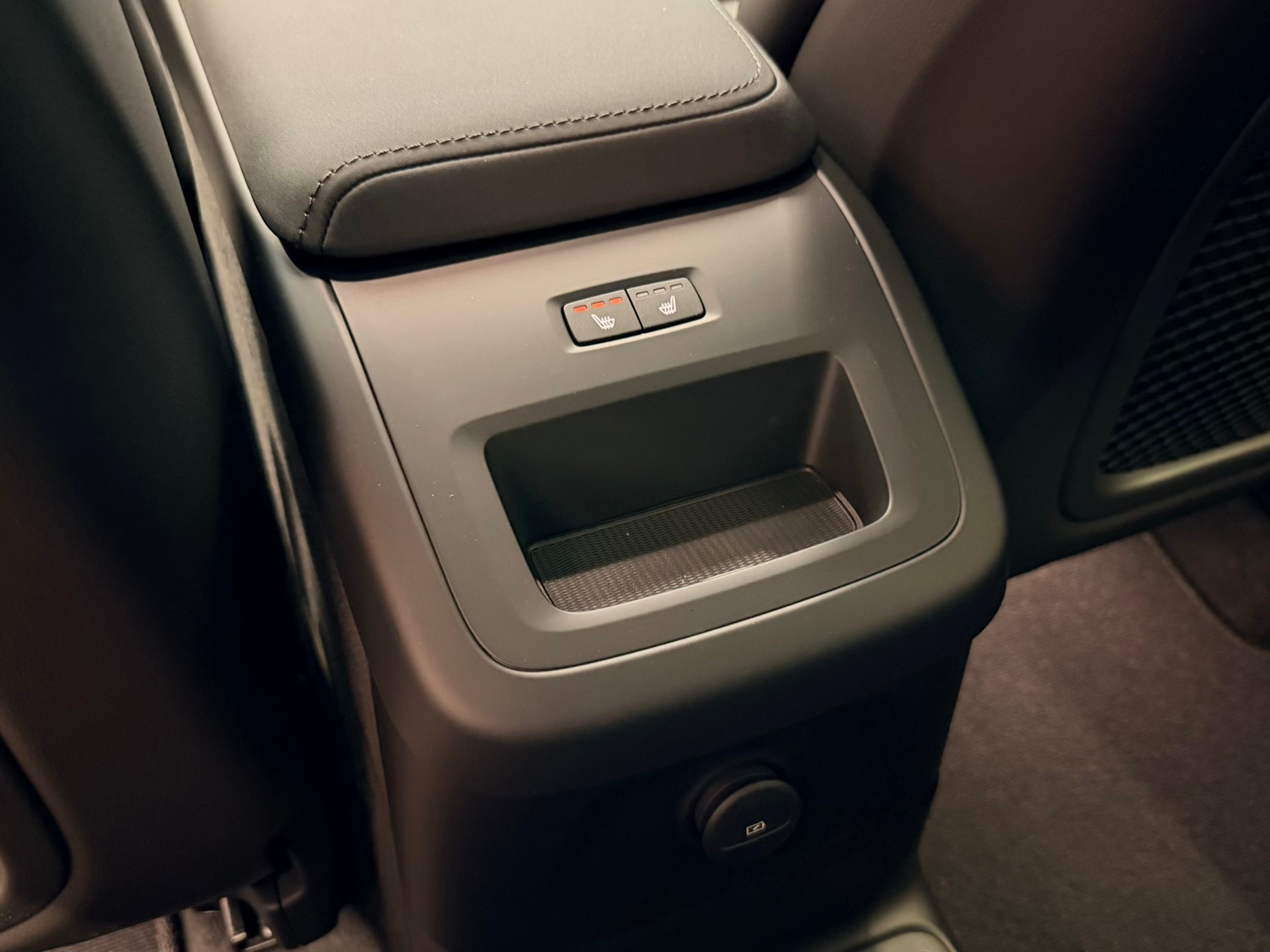 VOLVO XC60 T8 eAWD PluginHybrid Black Edition Geartronic-image-17