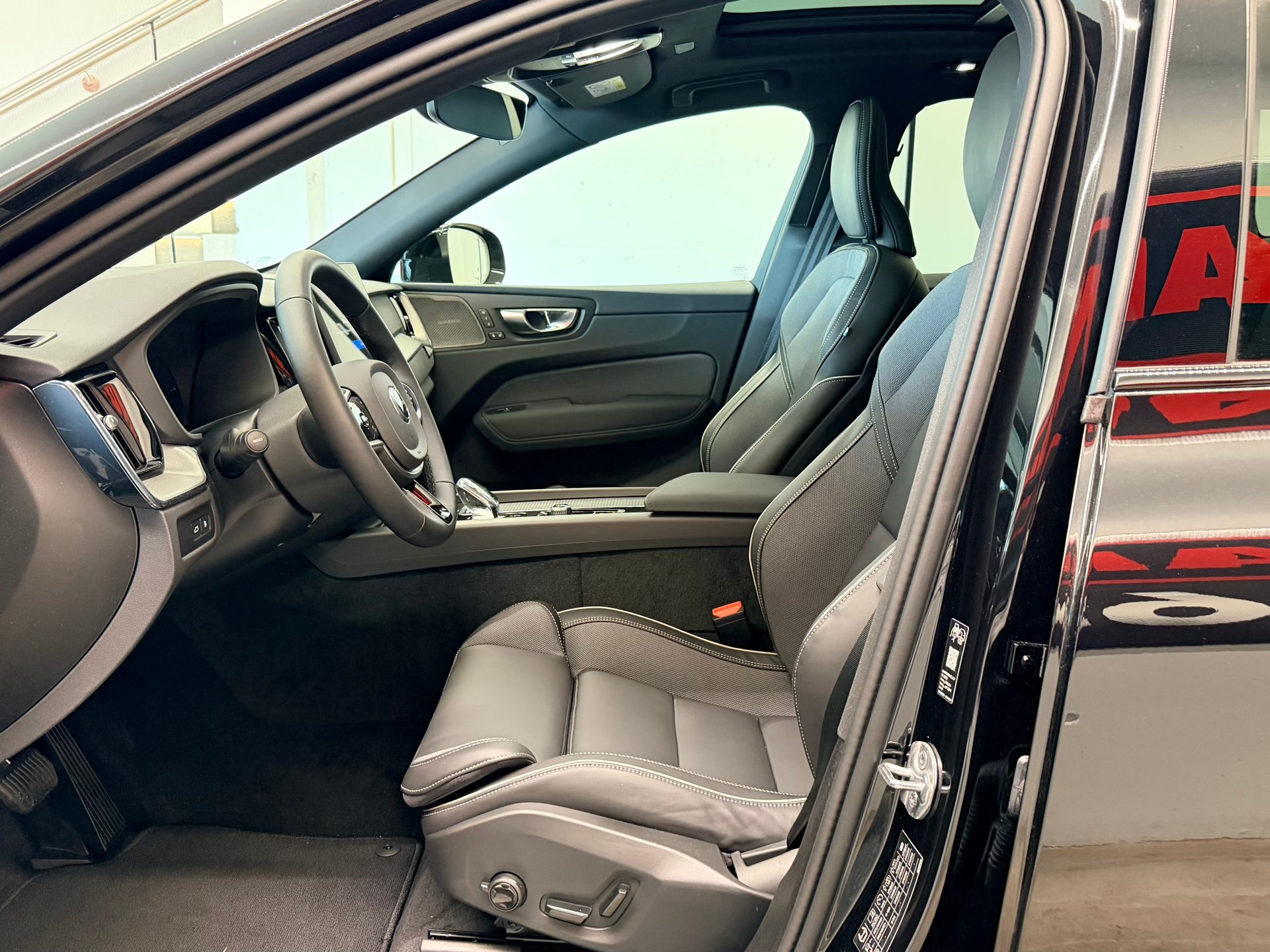 VOLVO XC60 T8 eAWD PluginHybrid Black Edition Geartronic-image-14