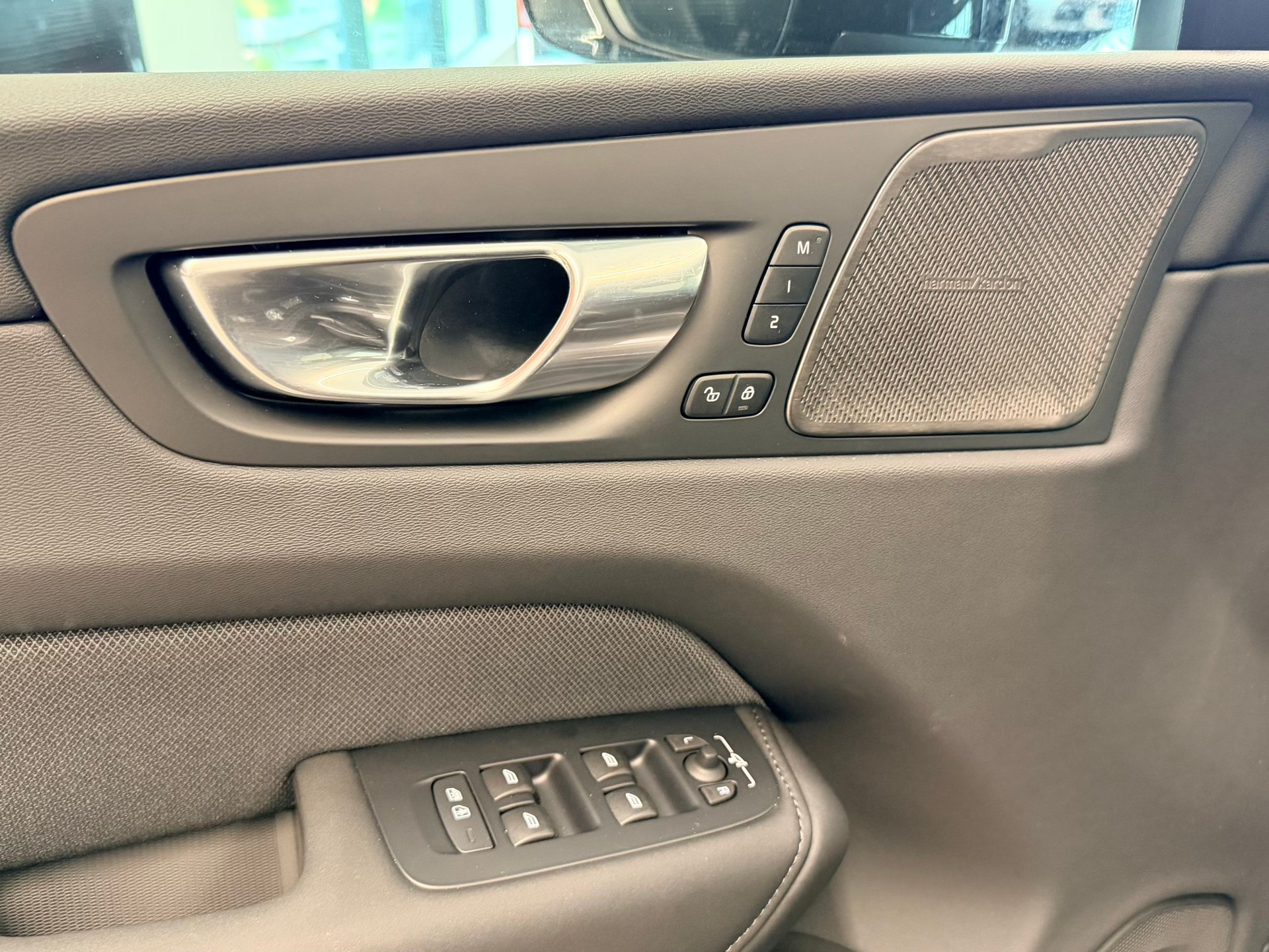 VOLVO XC60 T8 eAWD PluginHybrid Black Edition Geartronic-image-12
