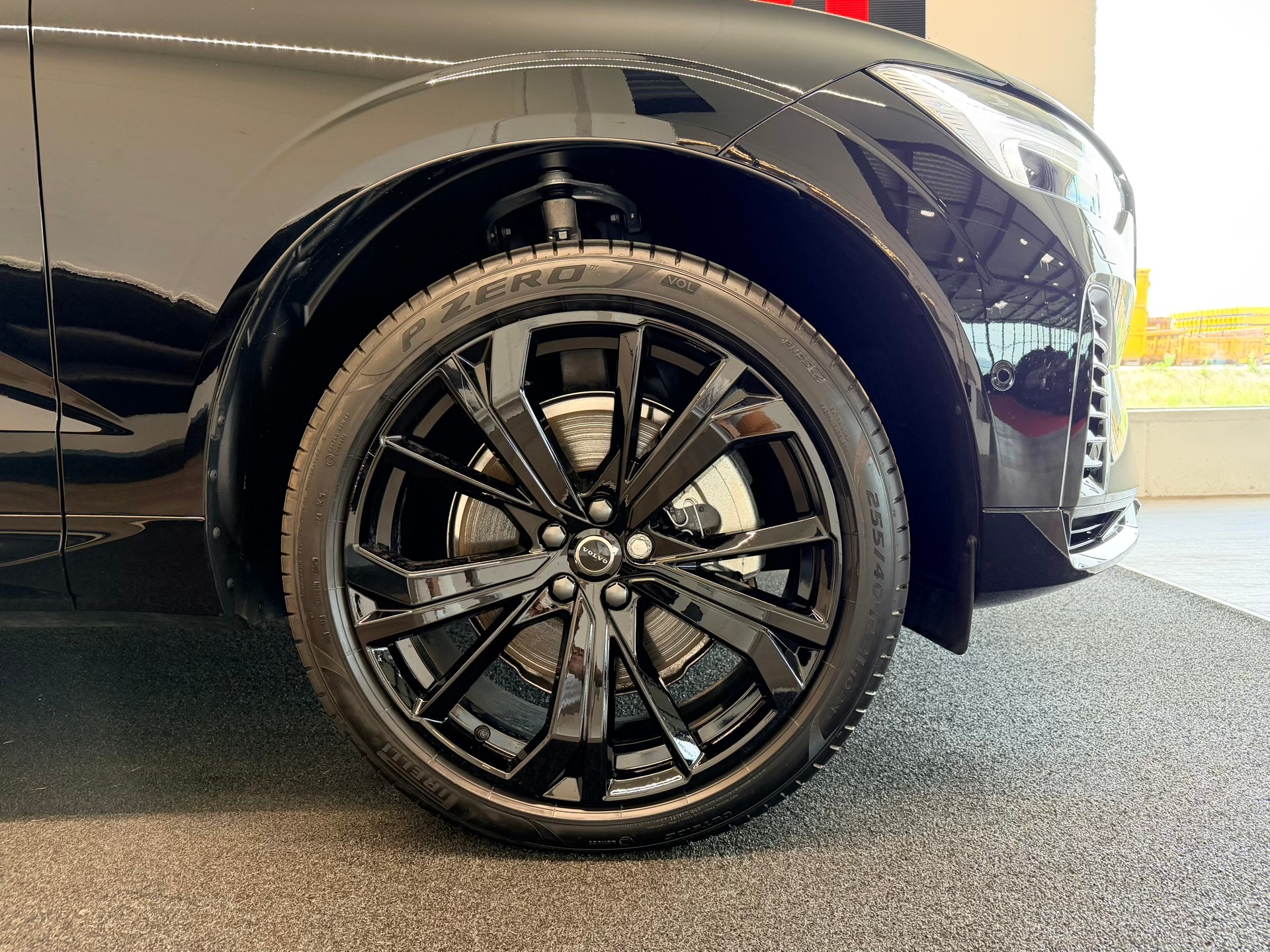 VOLVO XC60 T8 eAWD PluginHybrid Black Edition Geartronic-image-5
