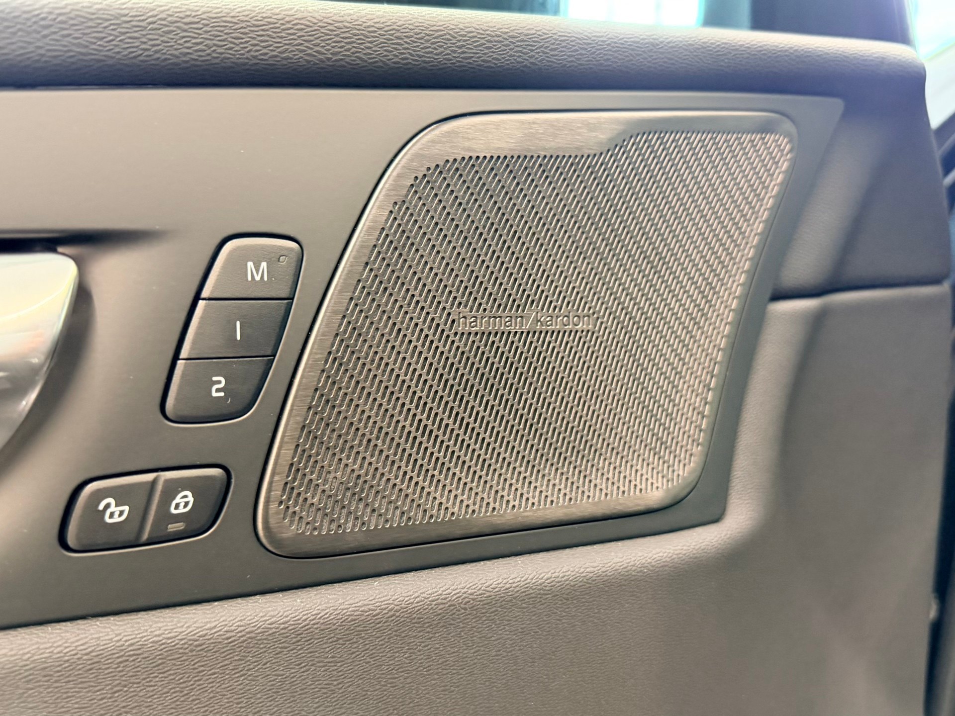 VOLVO XC60 T8 eAWD PluginHybrid Black Edition Geartronic-image-13
