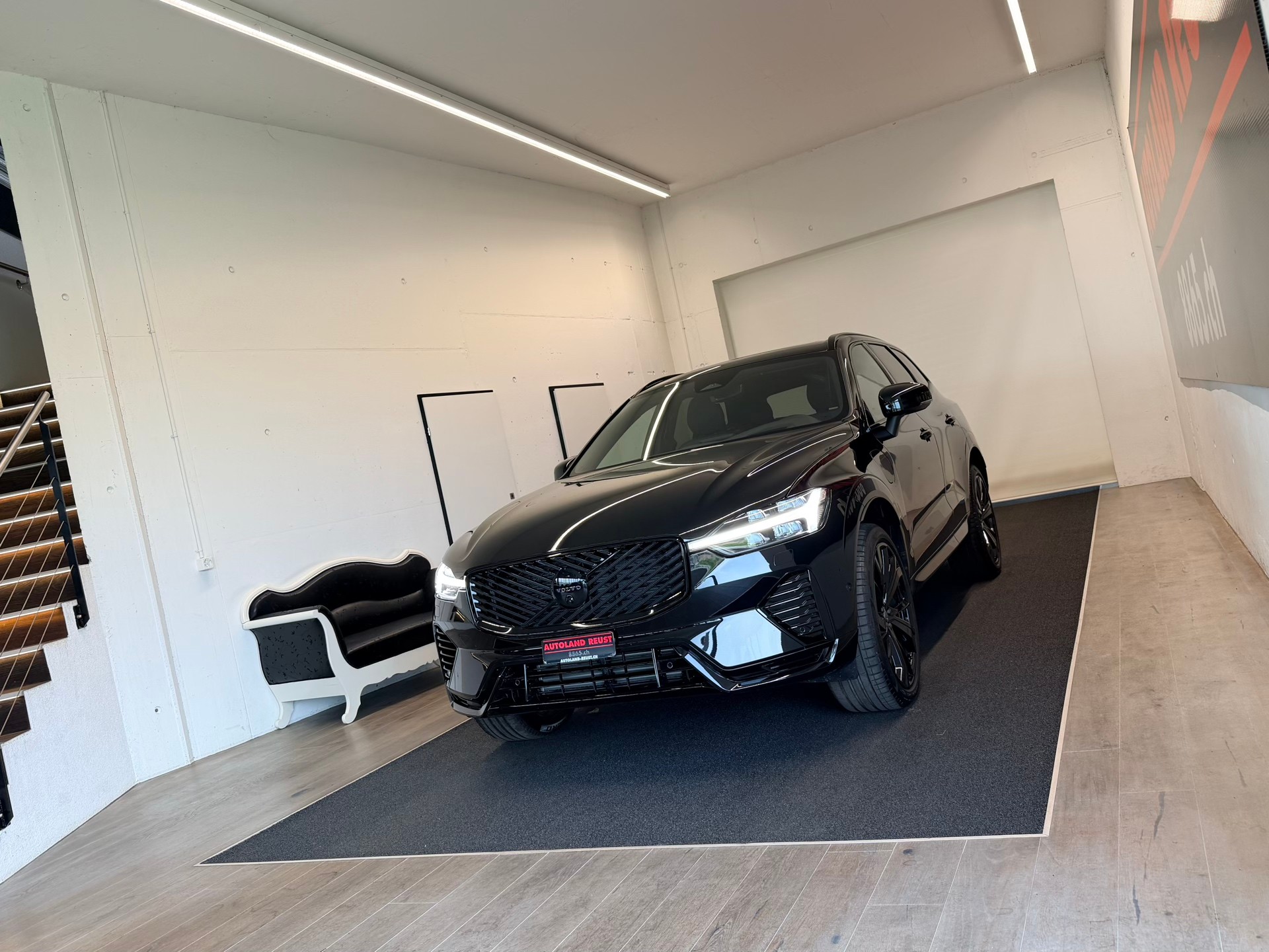 VOLVO XC60 T8 eAWD PluginHybrid Black Edition Geartronic-image-2
