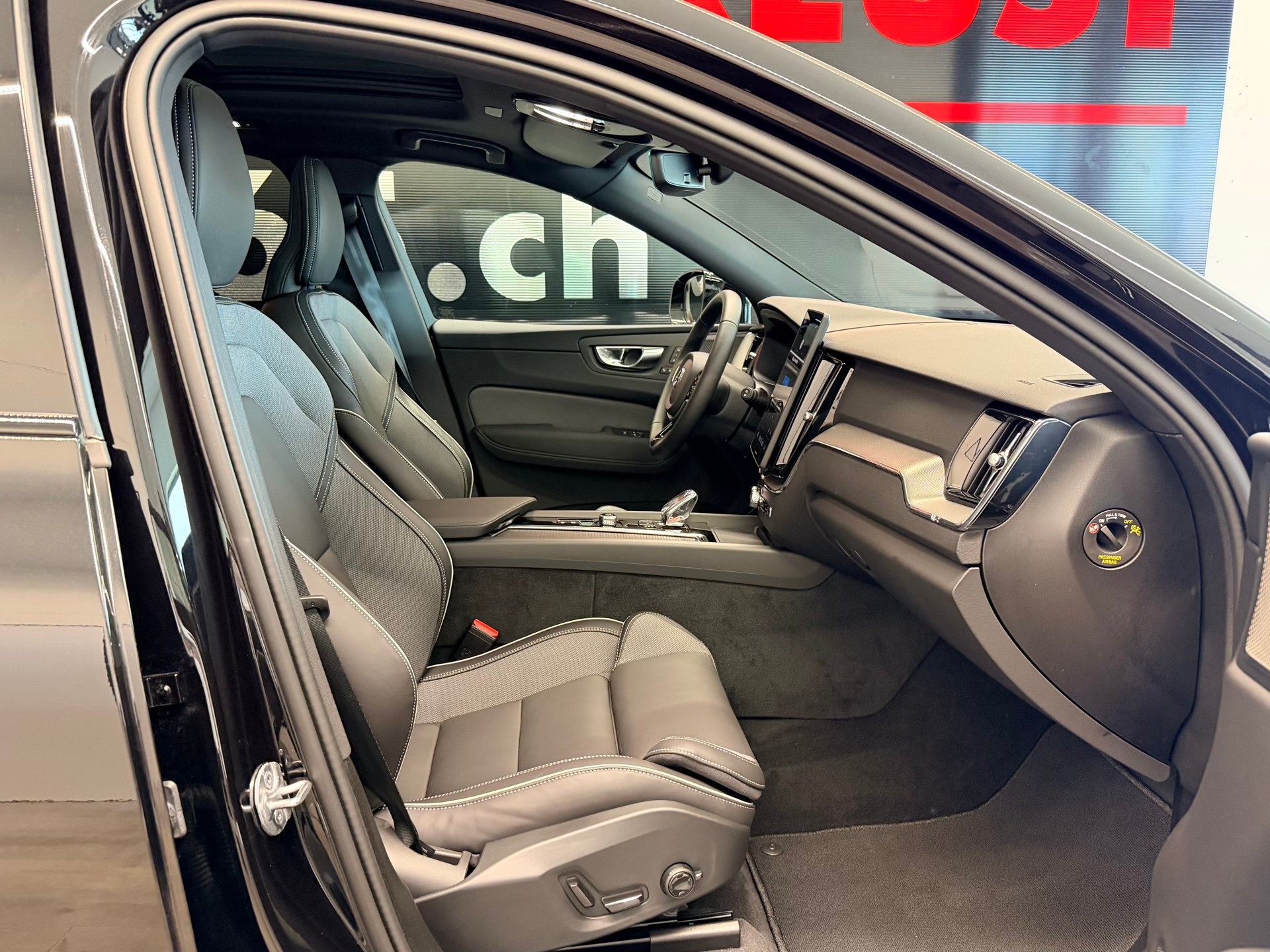 VOLVO XC60 T8 eAWD PluginHybrid Black Edition Geartronic-image-21
