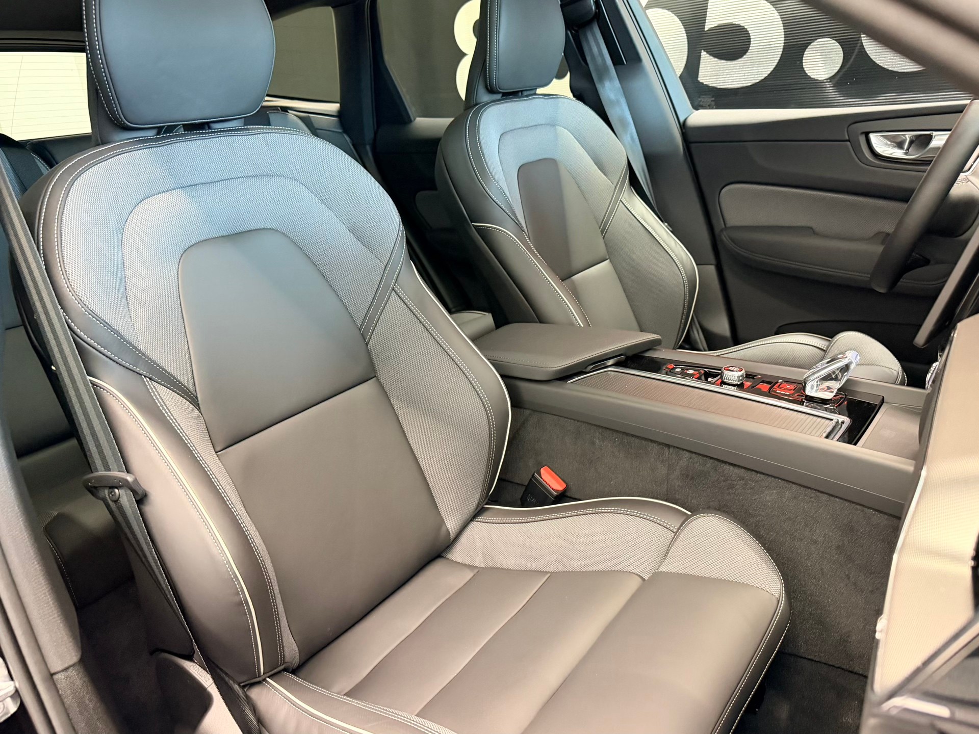 VOLVO XC60 T8 eAWD PluginHybrid Black Edition Geartronic-image-22