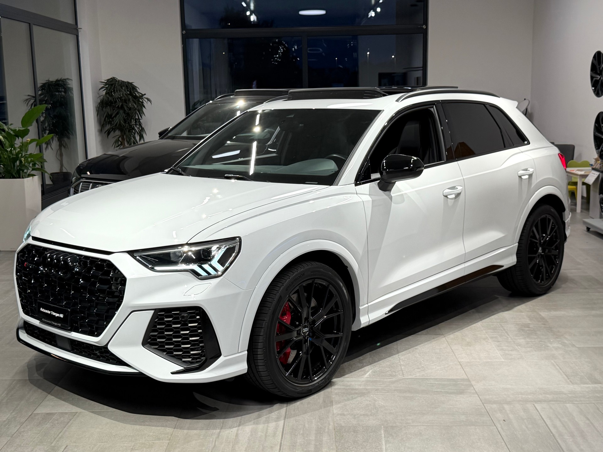 AUDI RS Q3 2.5 TFSI quattro S tronic-image-4
