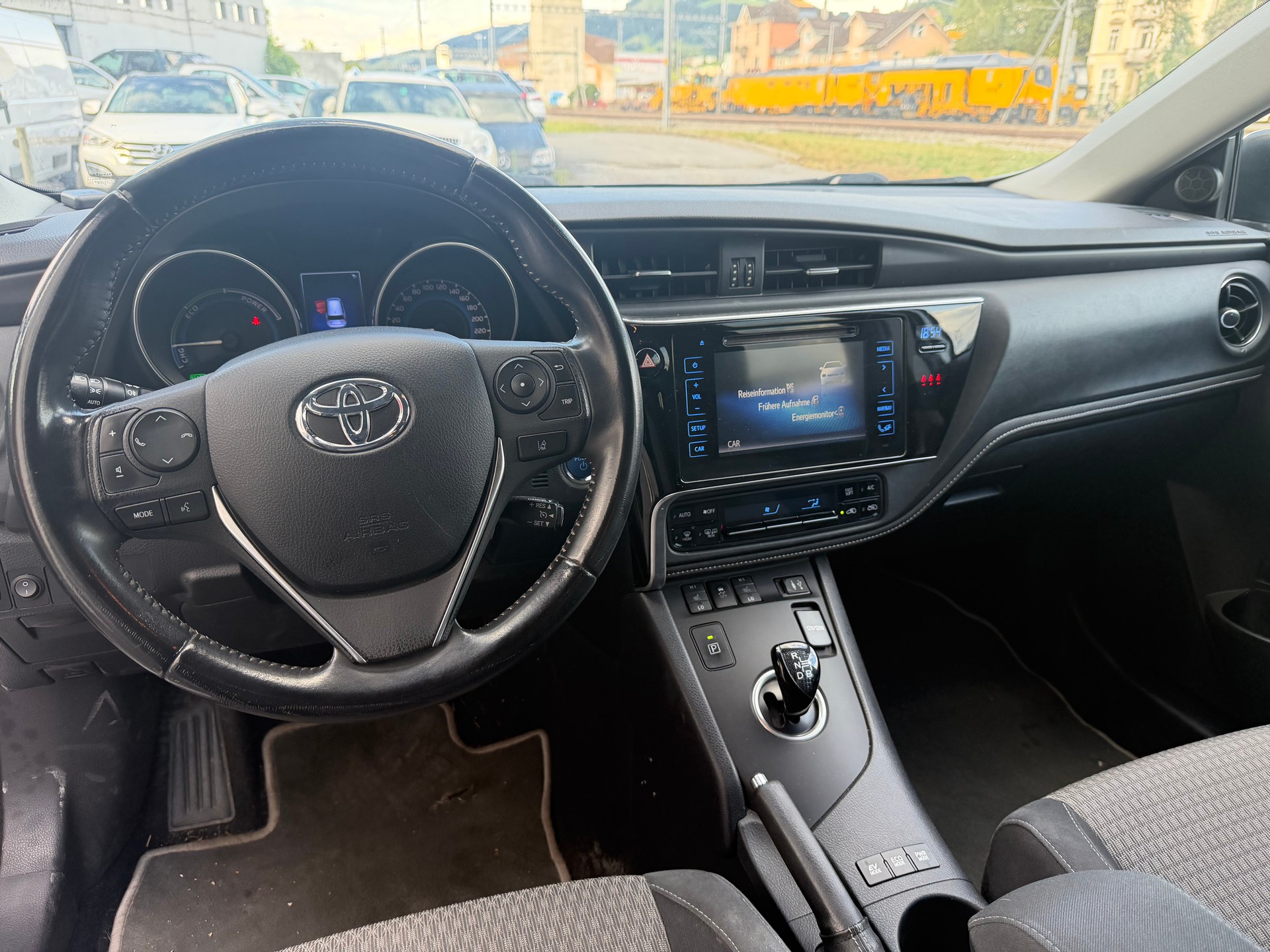 TOYOTA Auris Touring Sports 1.8 HSD Luna e-CVT-image-9