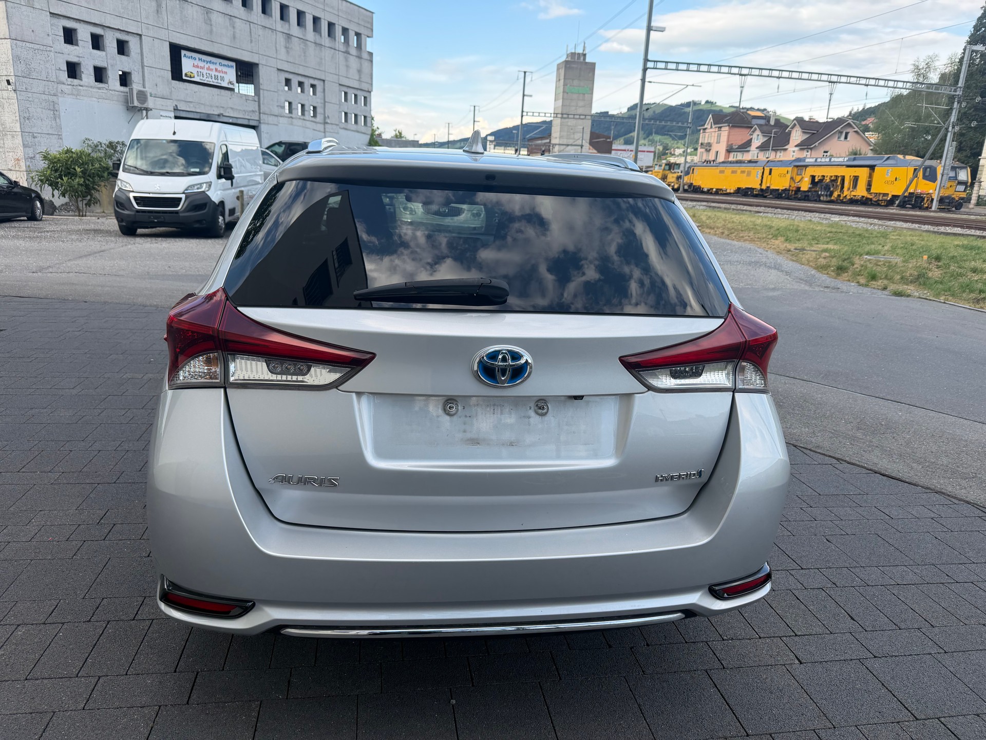 TOYOTA Auris Touring Sports 1.8 HSD Luna e-CVT-image-4