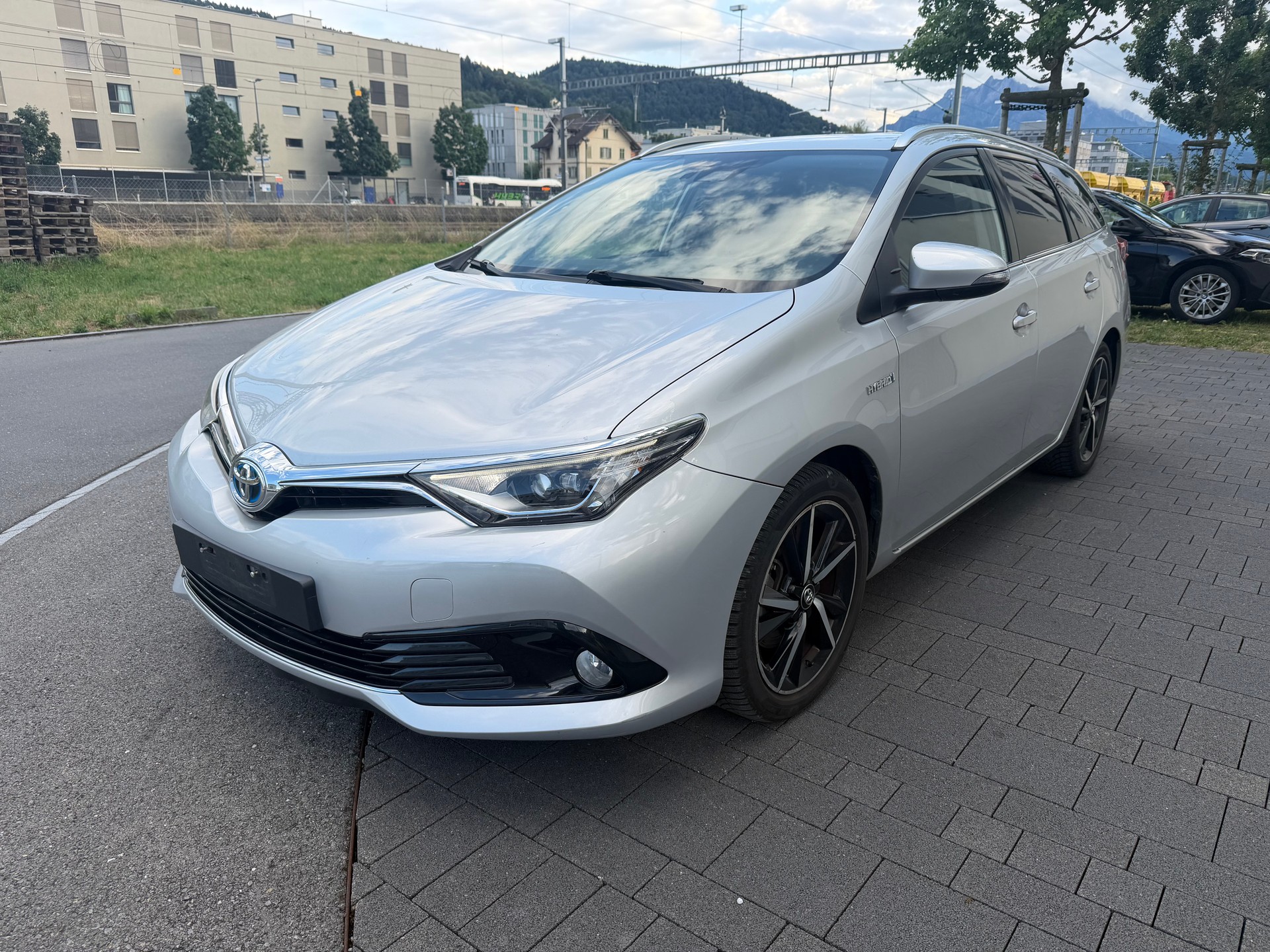 TOYOTA Auris Touring Sports 1.8 HSD Luna e-CVT-image-0