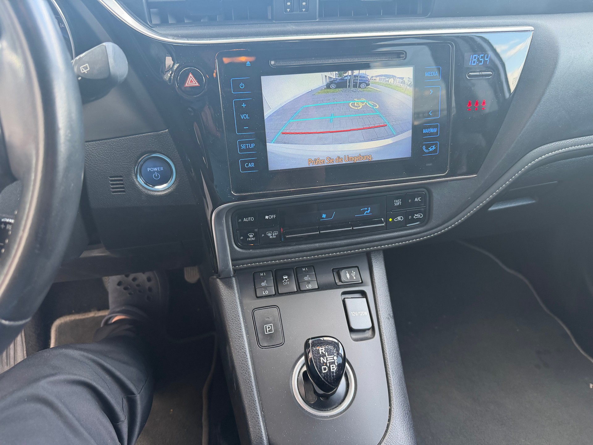 TOYOTA Auris Touring Sports 1.8 HSD Luna e-CVT-image-10