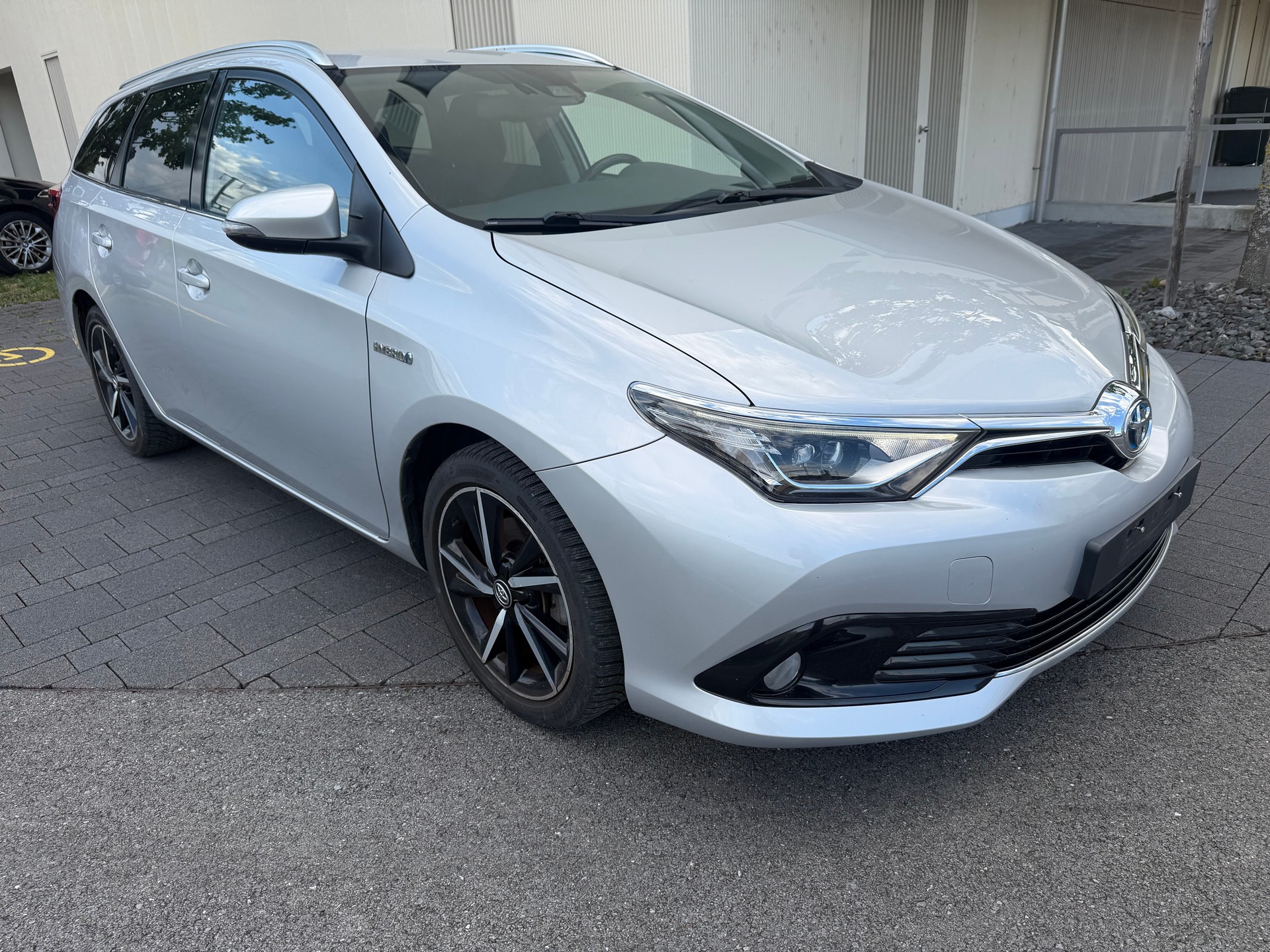 TOYOTA Auris Touring Sports 1.8 HSD Luna e-CVT-image-2