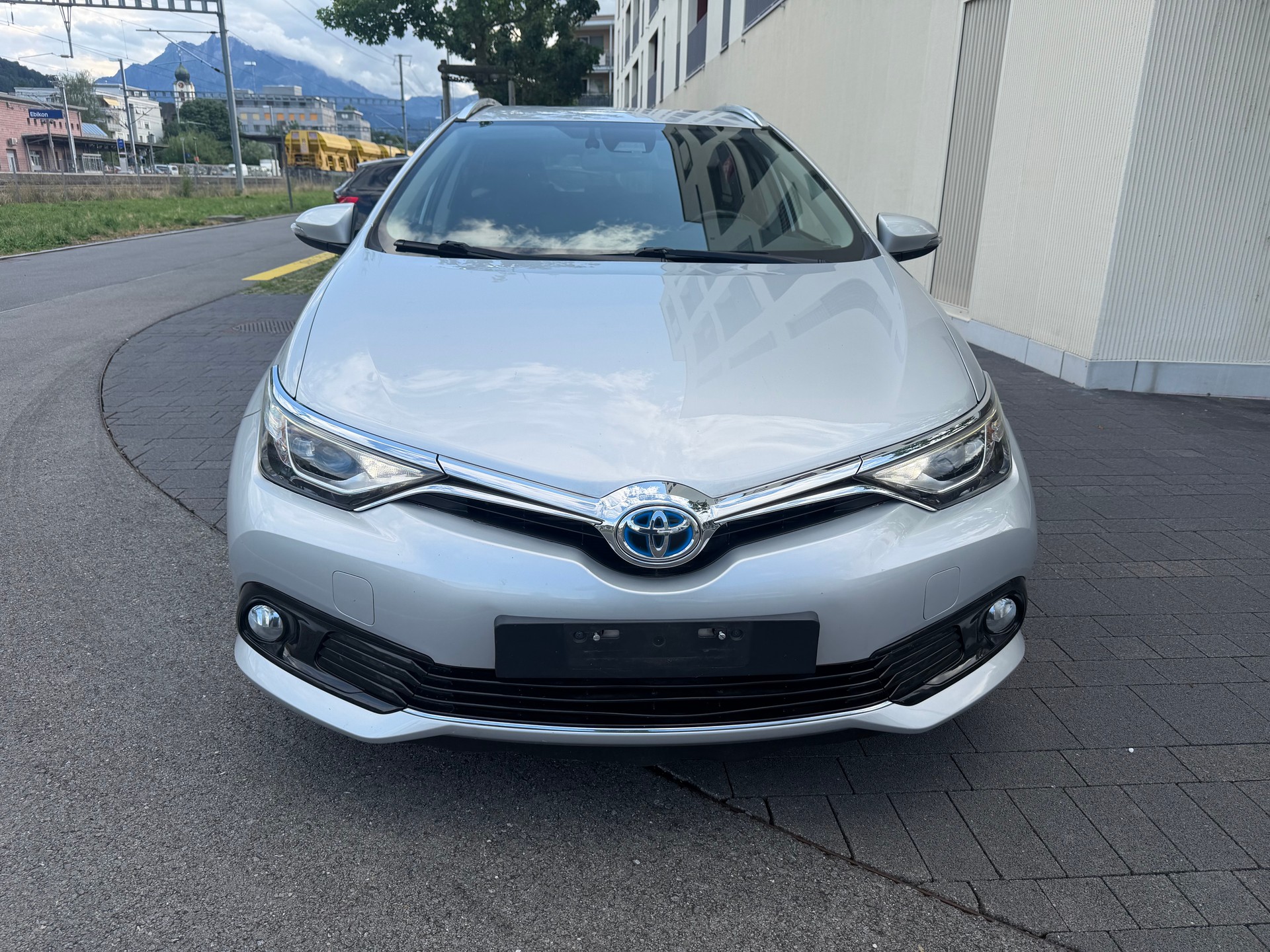 TOYOTA Auris Touring Sports 1.8 HSD Luna e-CVT-image-1