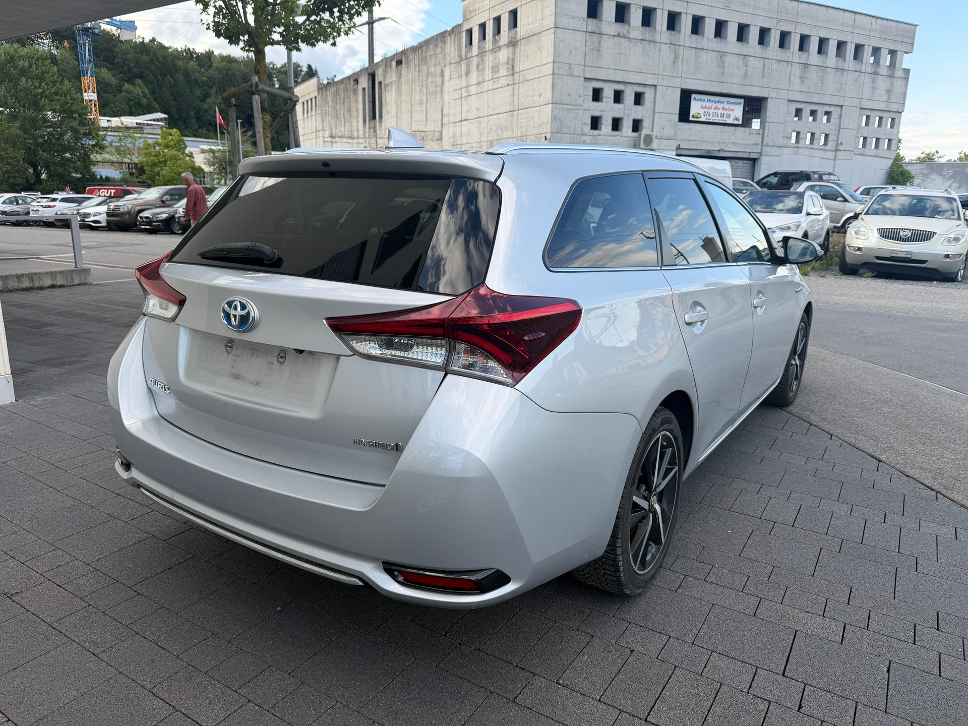 TOYOTA Auris Touring Sports 1.8 HSD Luna e-CVT-image-3