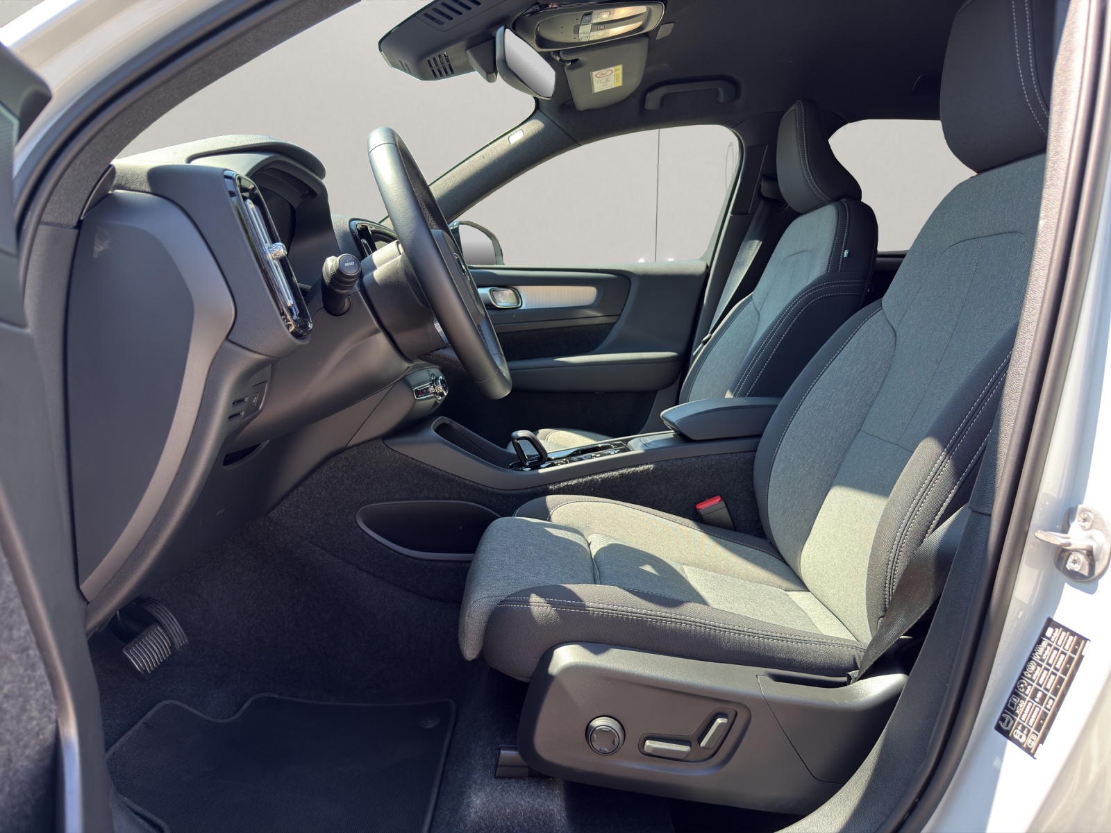 VOLVO XC40 2.0 B4 MH Plus Dark-image-9