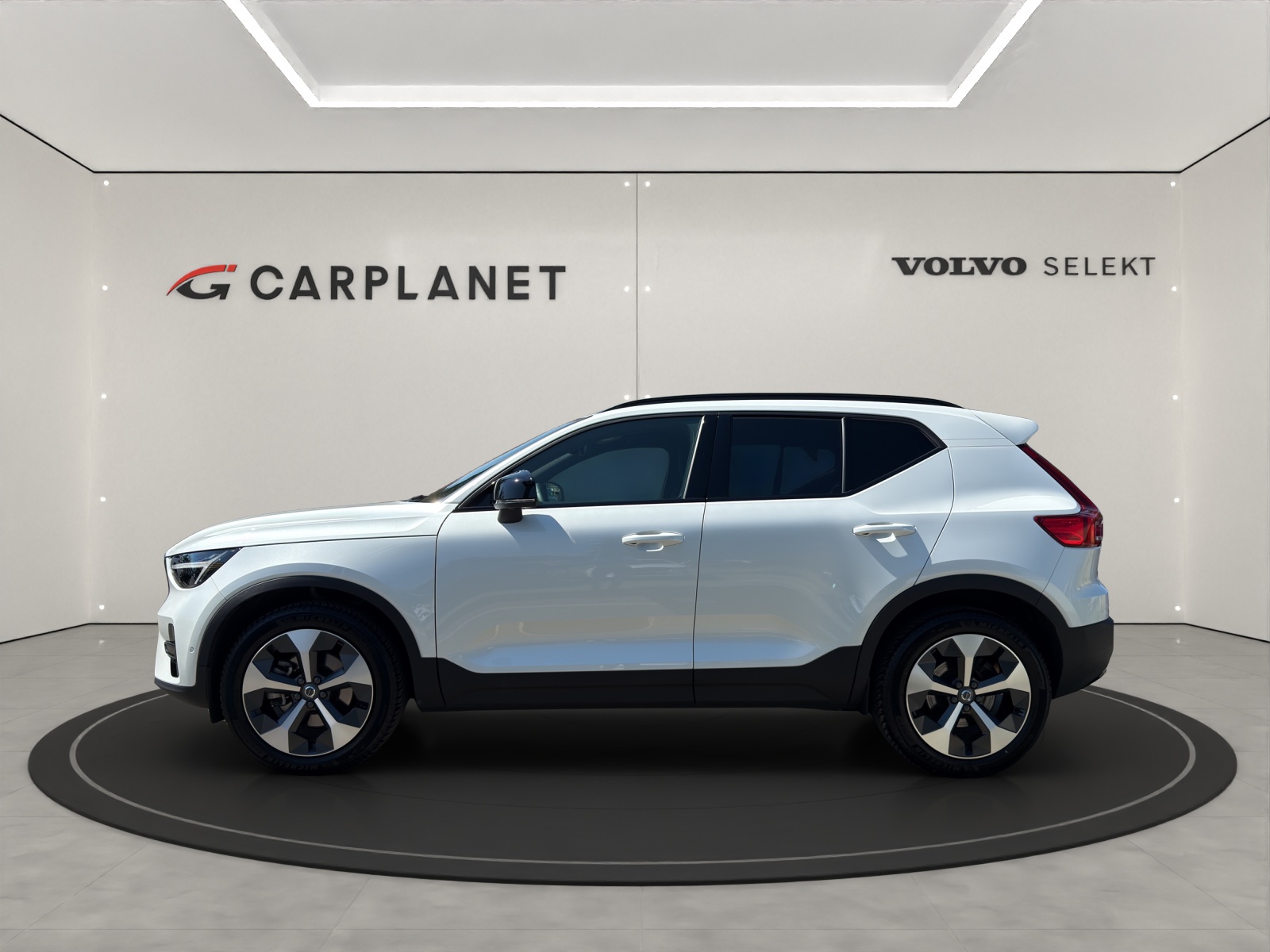 VOLVO XC40 2.0 B4 MH Plus Dark-image-2