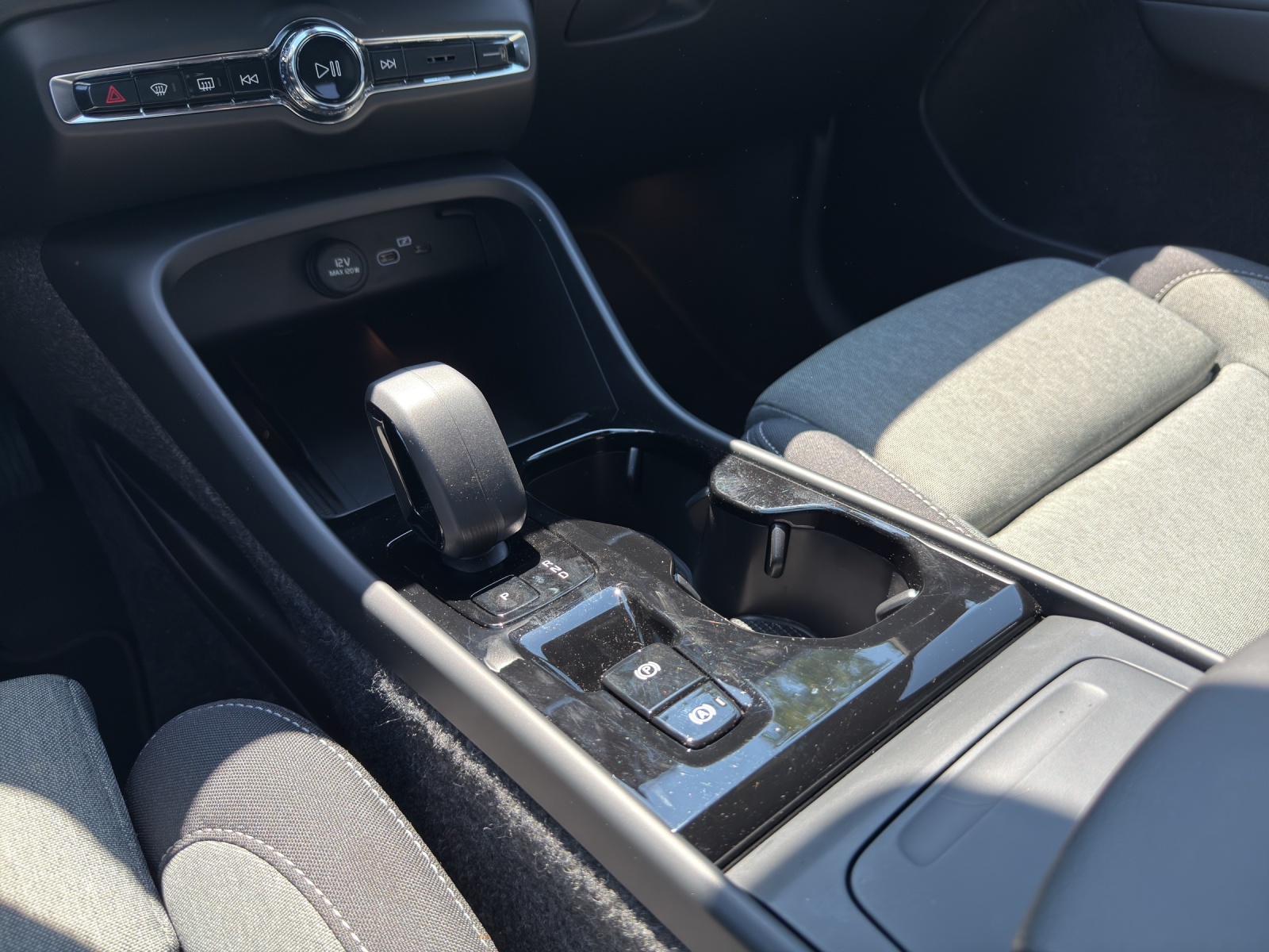 VOLVO XC40 2.0 B4 MH Plus Dark-image-15