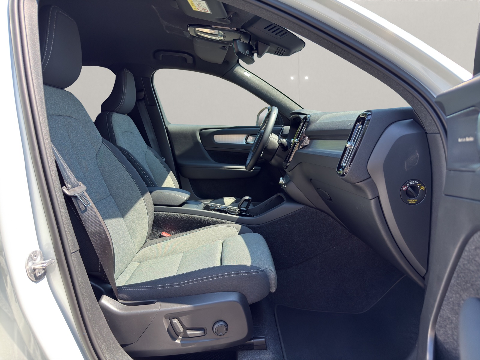 VOLVO XC40 2.0 B4 MH Plus Dark-image-8