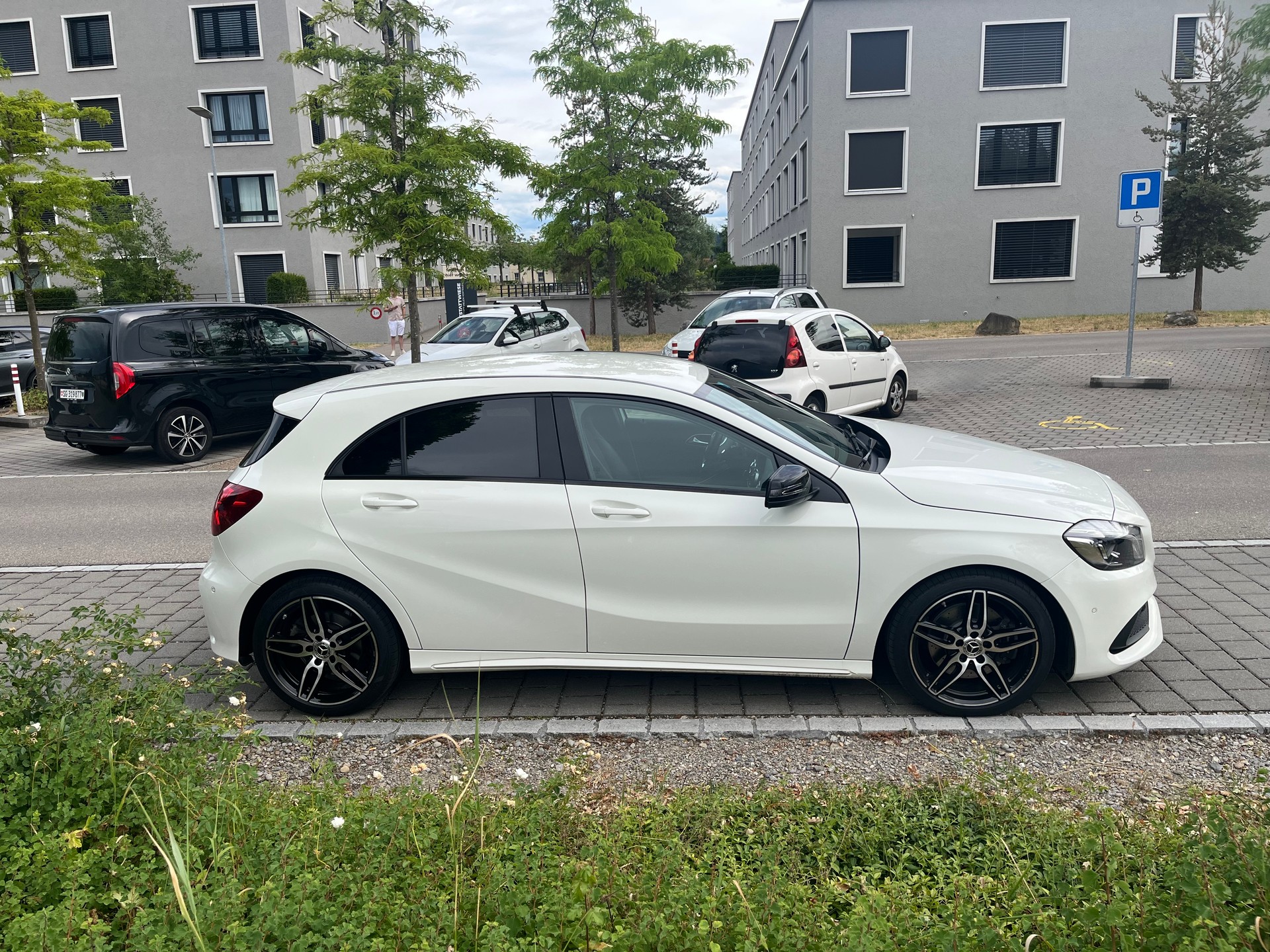 MERCEDES-BENZ A 220 d AMG Line 4m-image-4