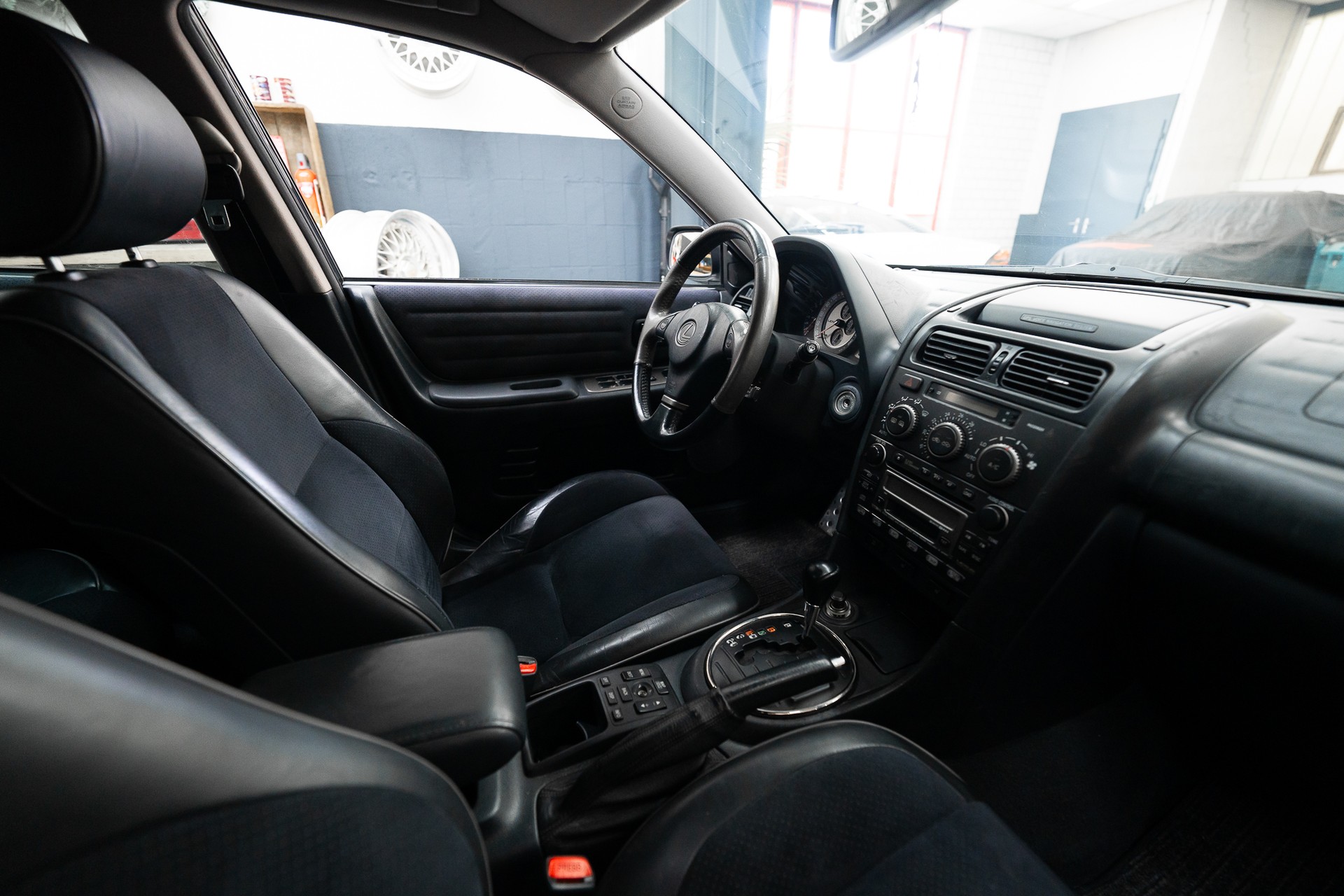 LEXUS IS 300-image-10