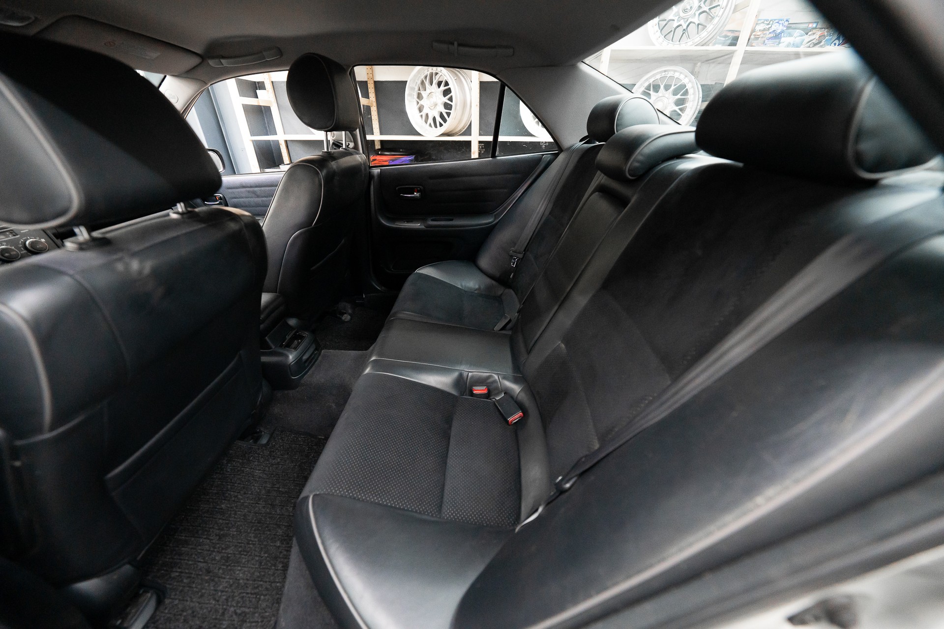 LEXUS IS 300-image-12