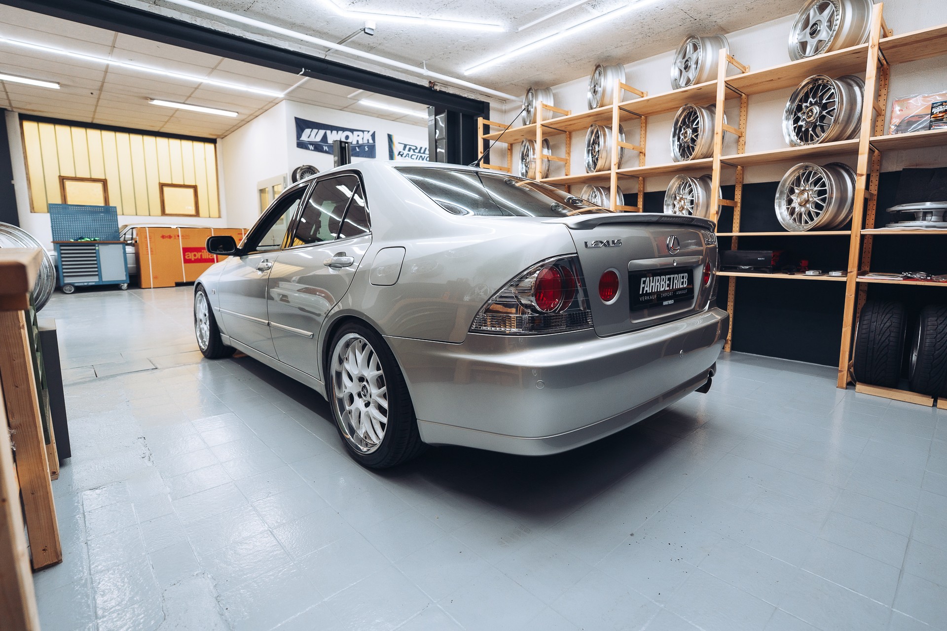 LEXUS IS 300-image-9