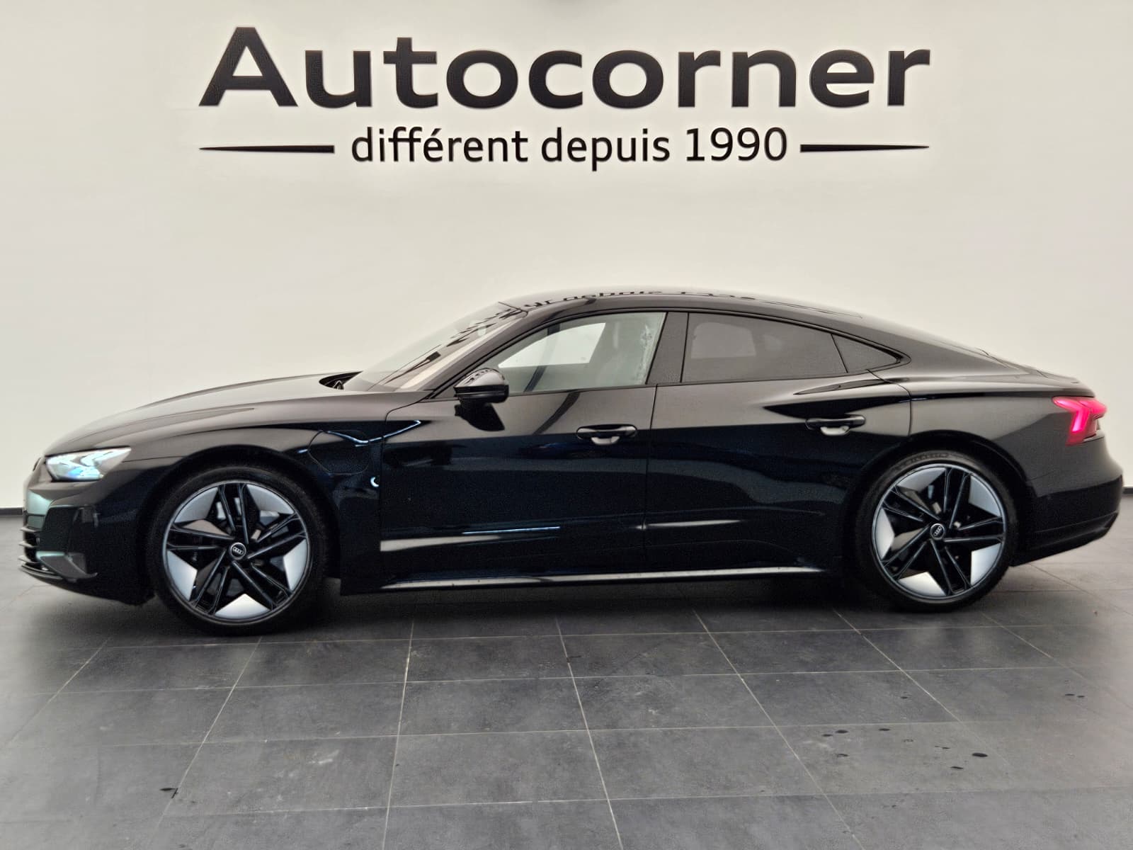 AUDI RS e-tron GT quattro-showroom-element-1