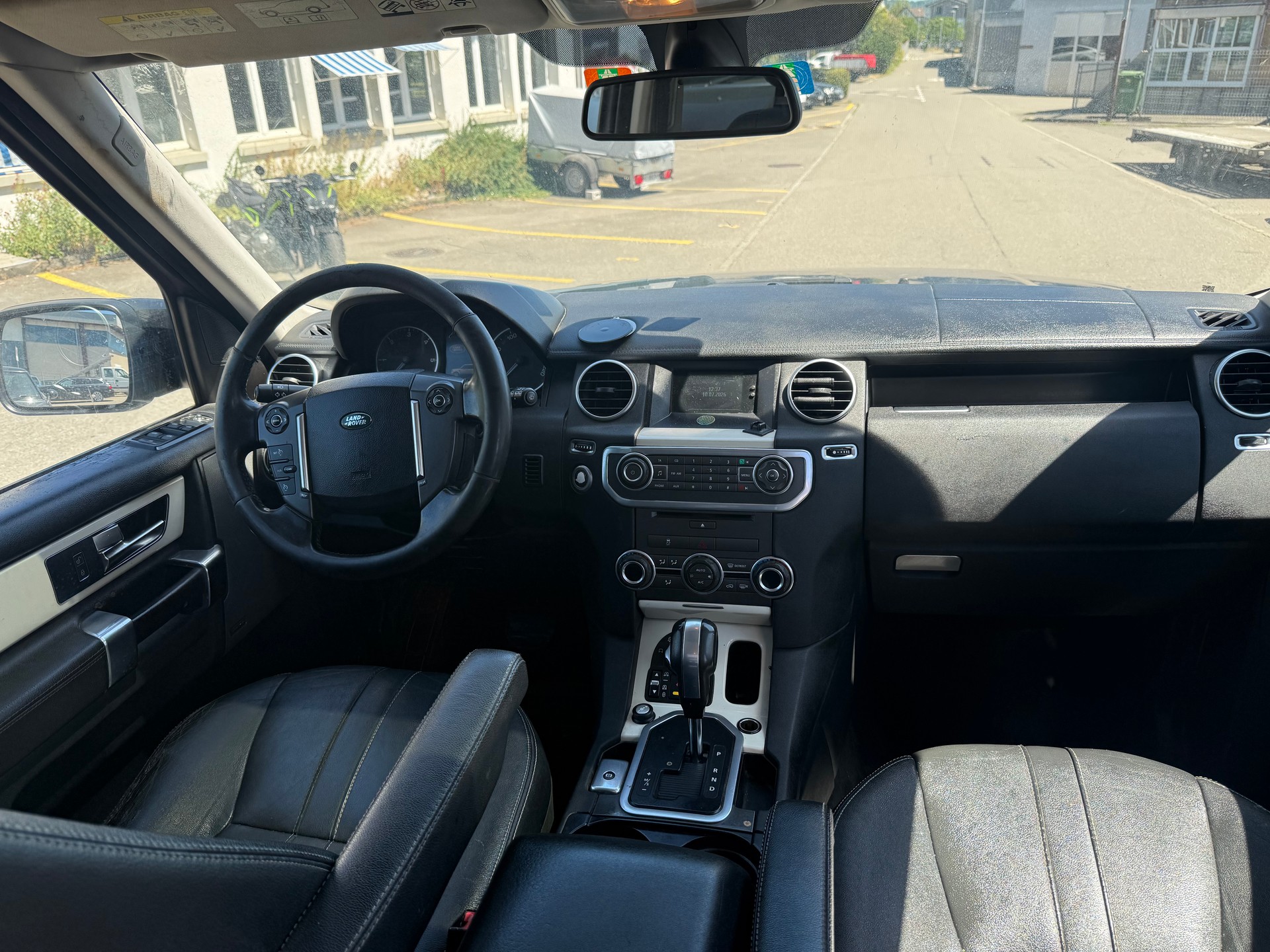 LAND ROVER Discovery 3.0 TDV6 S Automatic-image-11