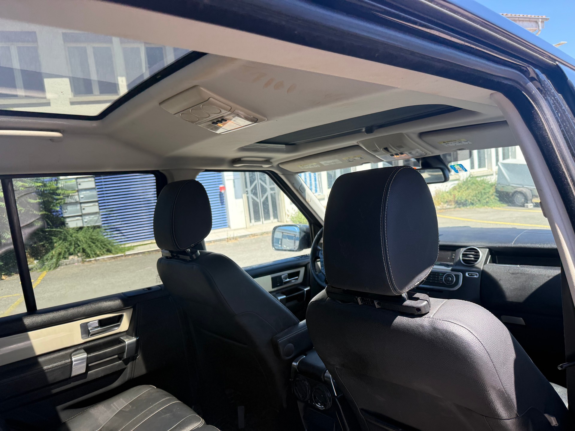 LAND ROVER Discovery 3.0 TDV6 S Automatic-image-12
