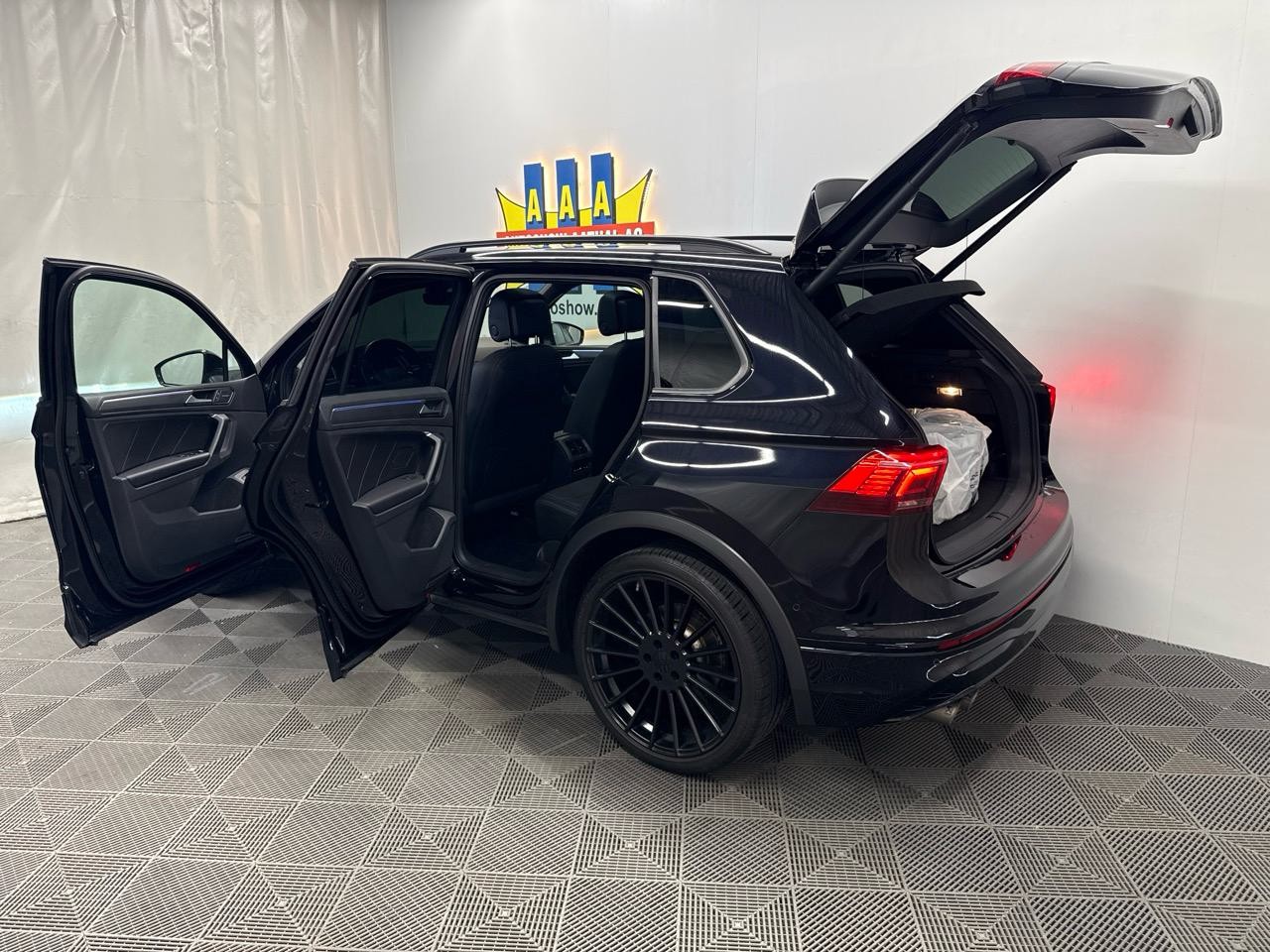VW Tiguan 2.0TSI R 4Motion DSG-image-16