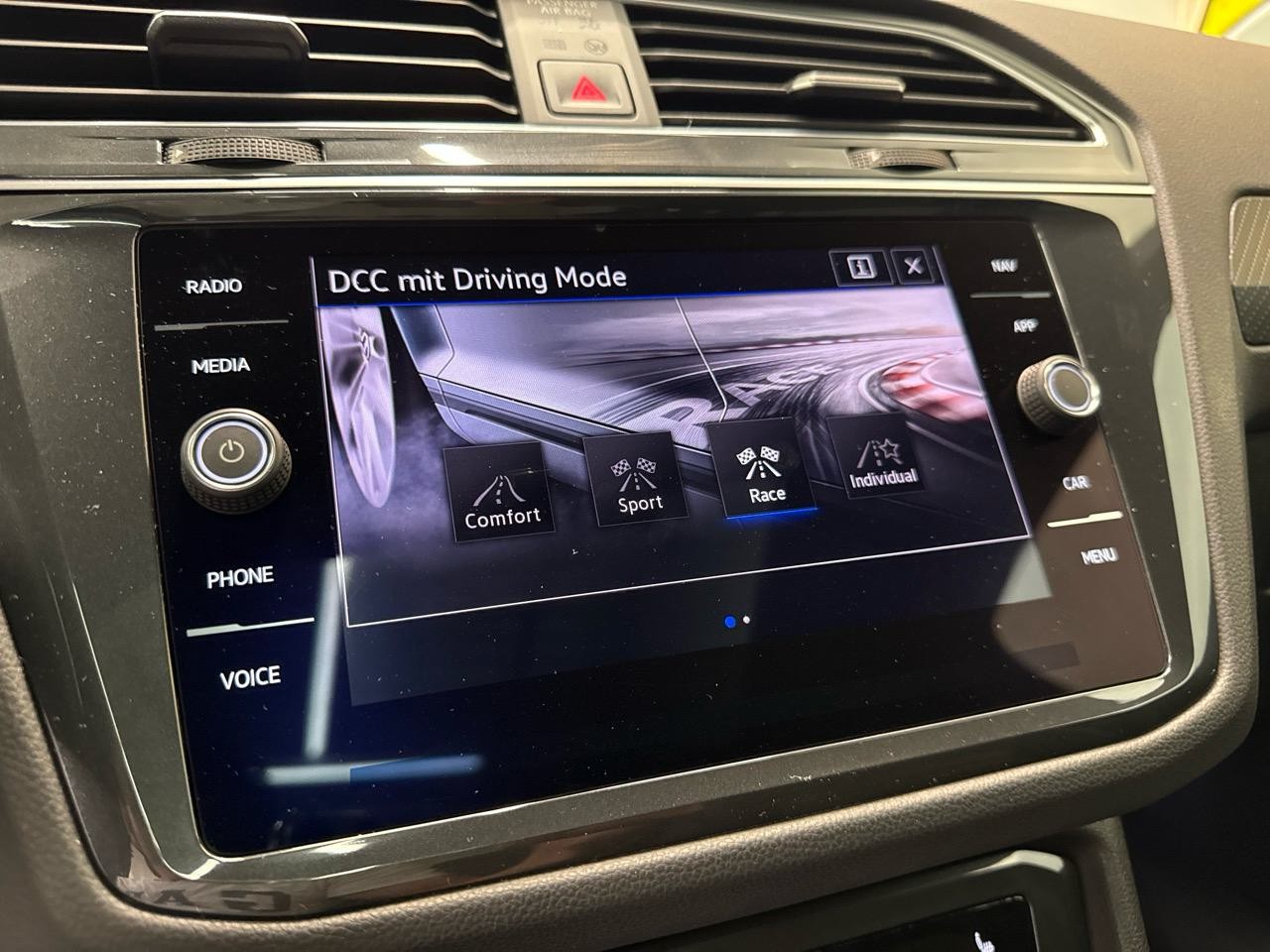 VW Tiguan 2.0TSI R 4Motion DSG-image-10