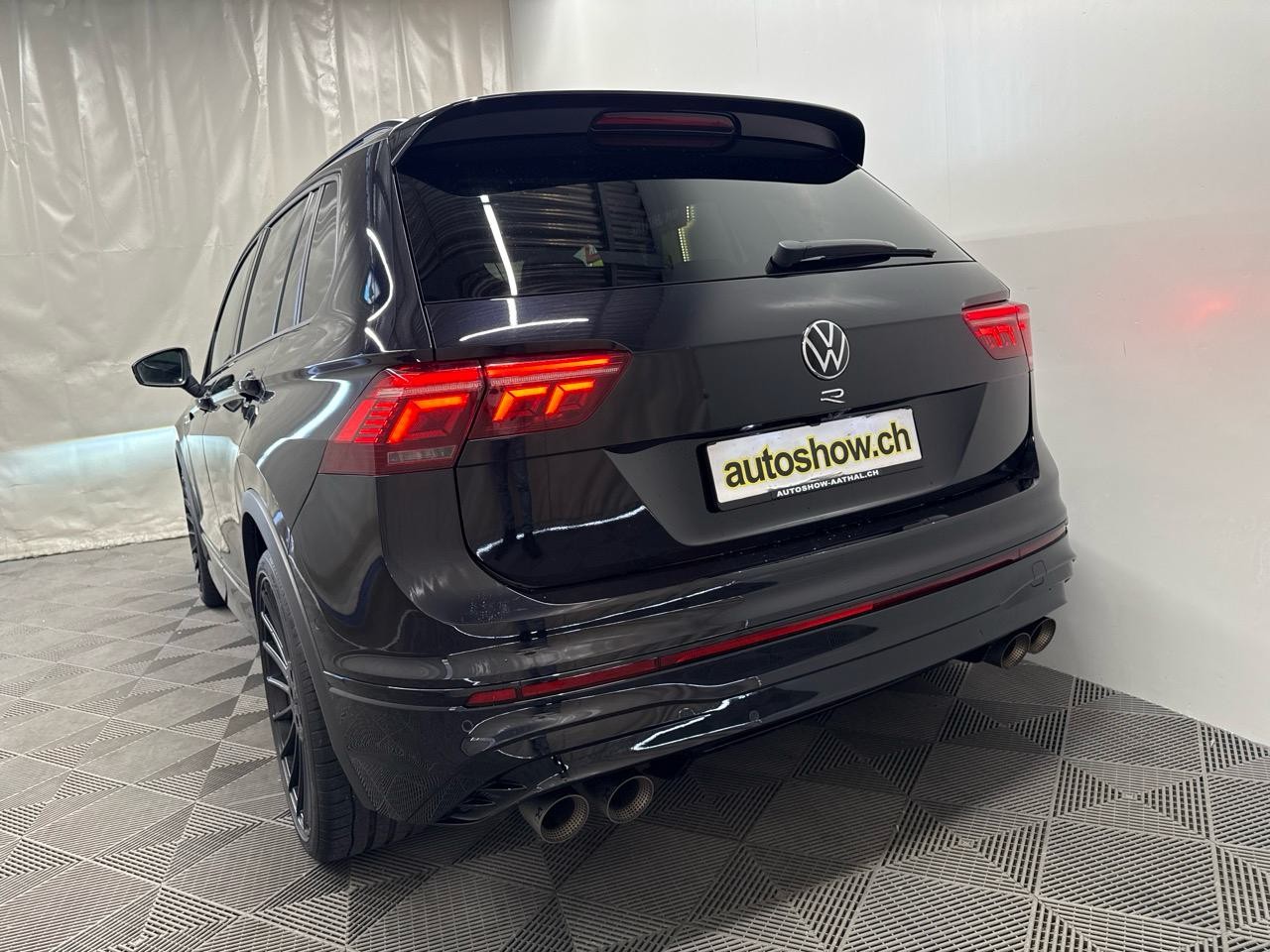 VW Tiguan 2.0TSI R 4Motion DSG-image-17