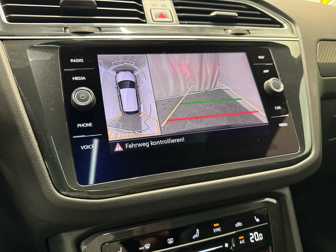 VW Tiguan 2.0TSI R 4Motion DSG-image-12