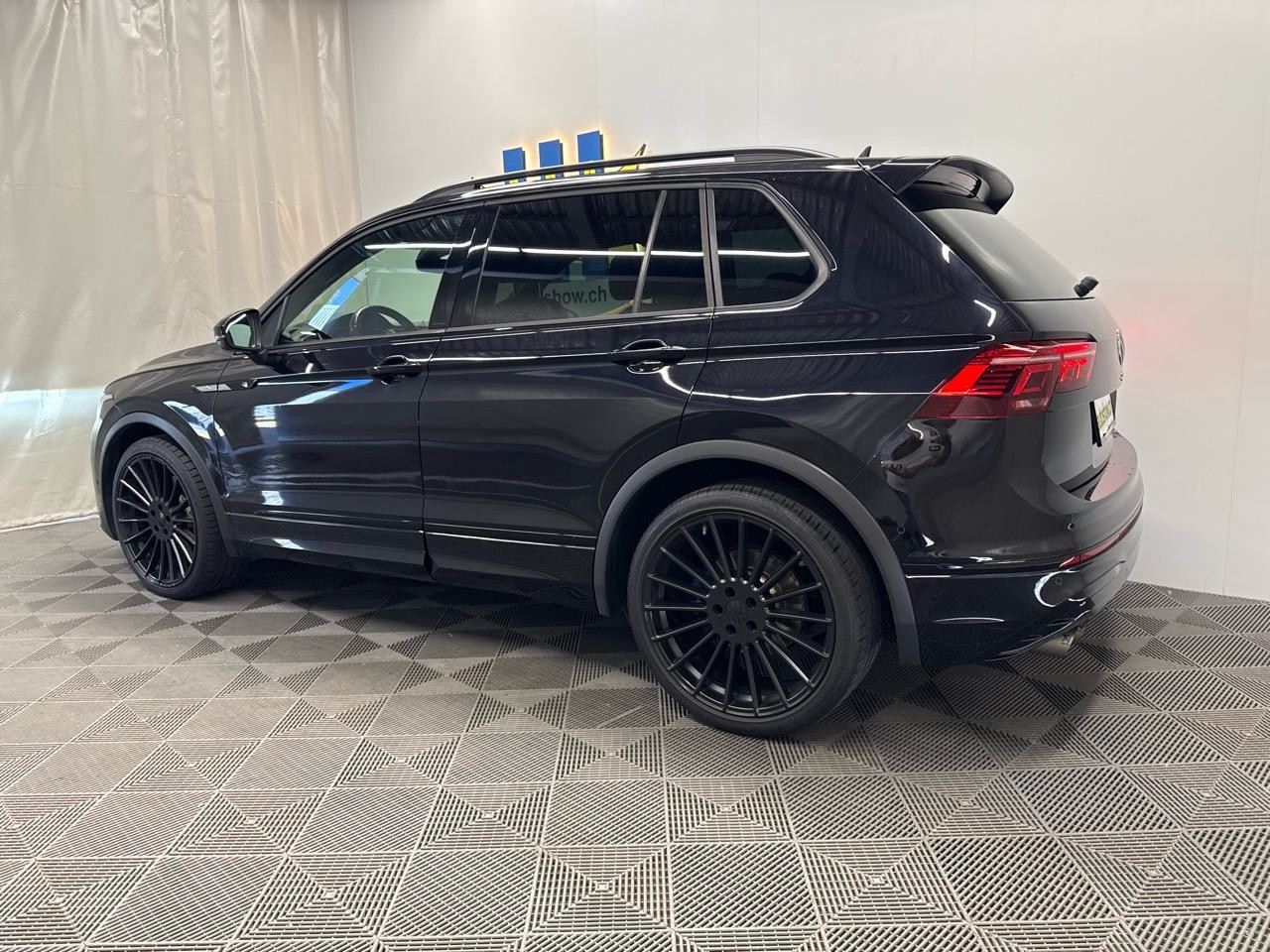 VW Tiguan 2.0TSI R 4Motion DSG-showroom-element-1