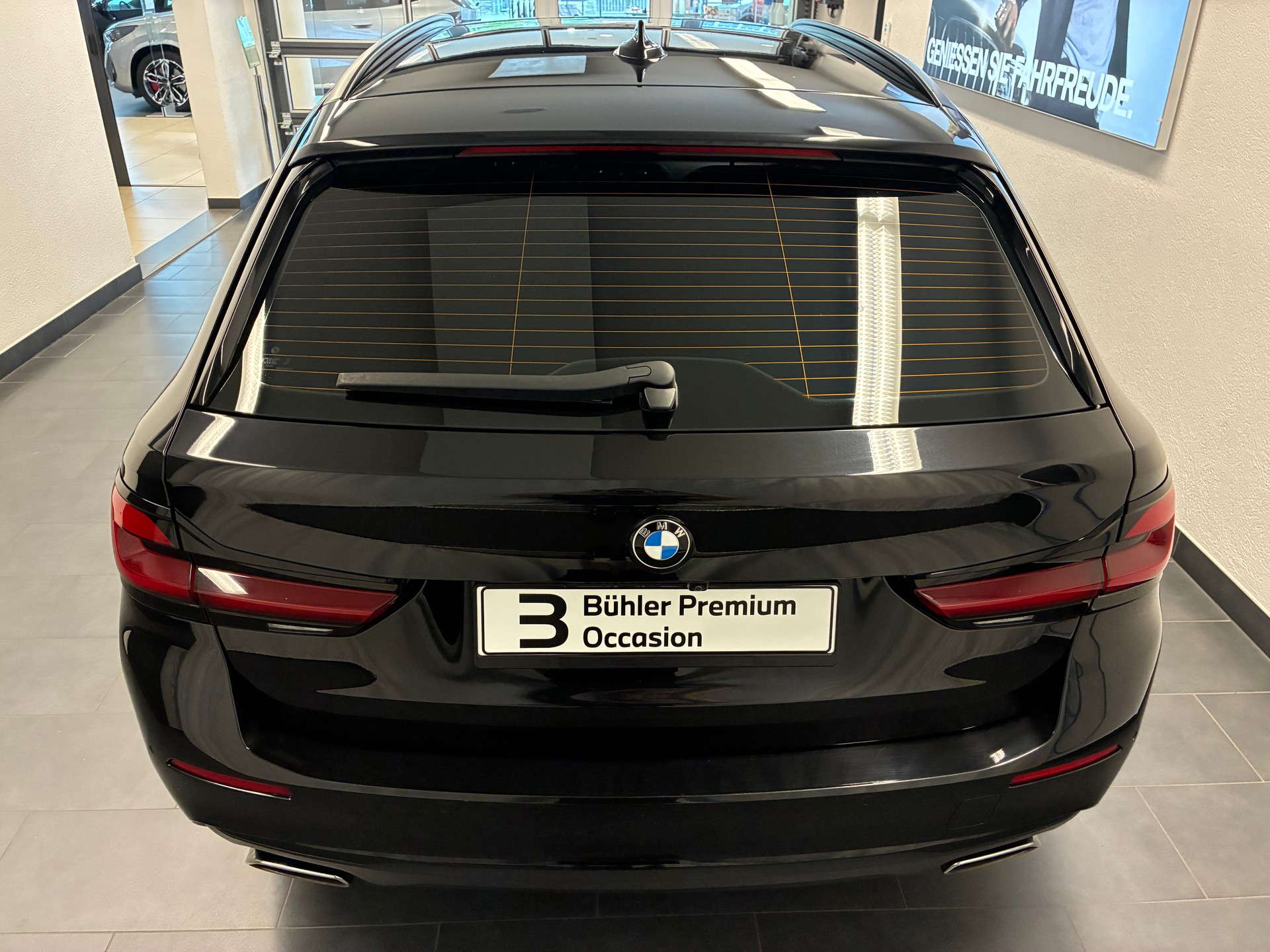 BMW 530d xDrive Touring-showroom-element-2