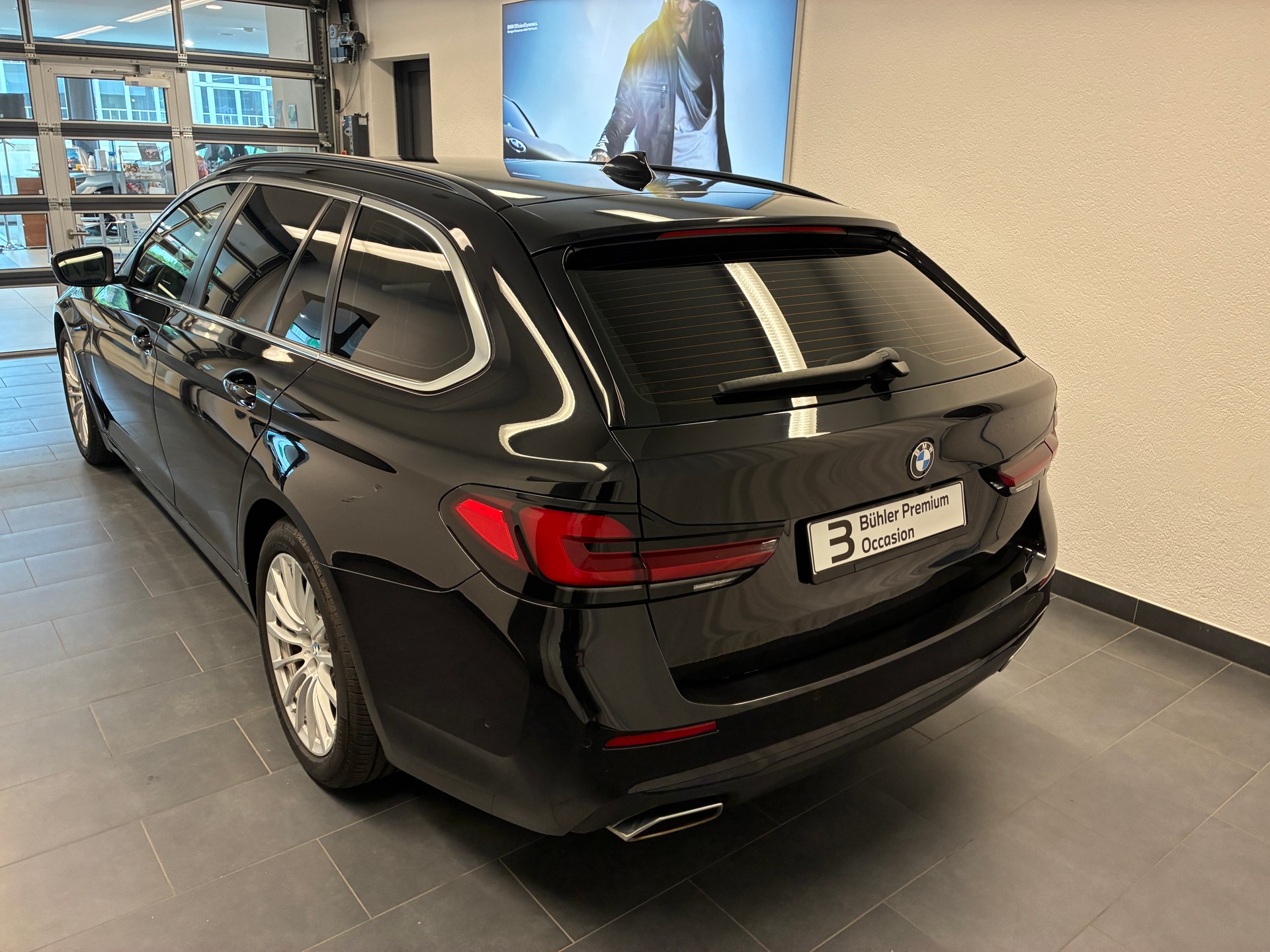 BMW 530d xDrive Touring-showroom-element-1