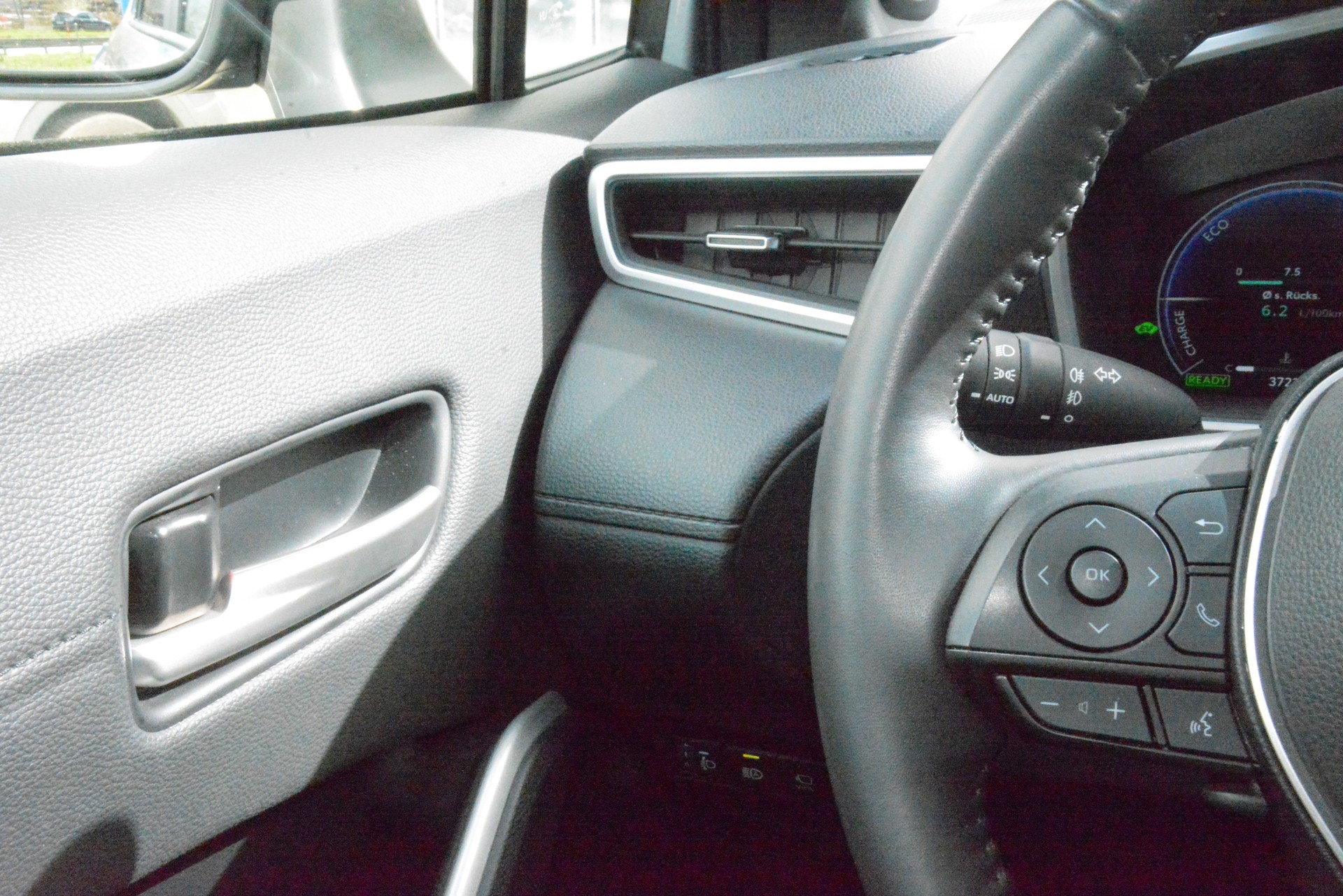 TOYOTA Corolla Cross 2.0 4WD Premium e-CVT-image-12