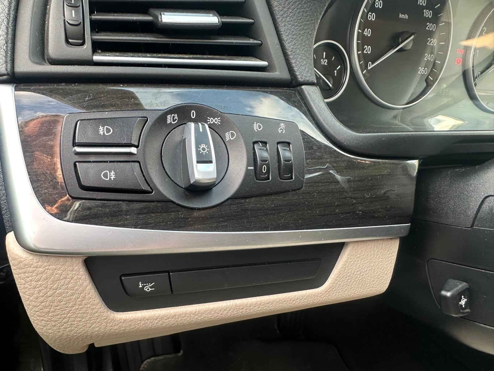 BMW 523i Touring Steptronic-image-11